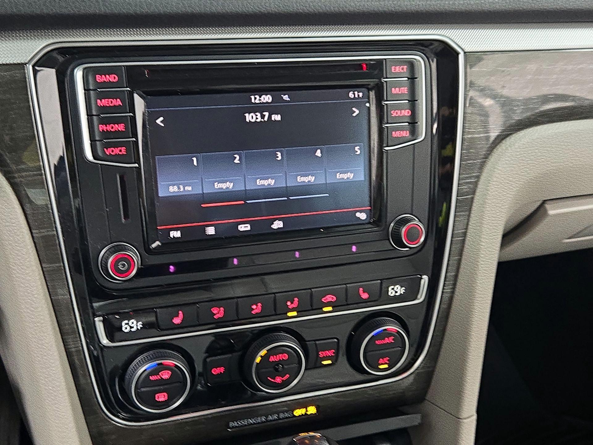 Thumbnail: 2016 Volkswagen Passat - 15