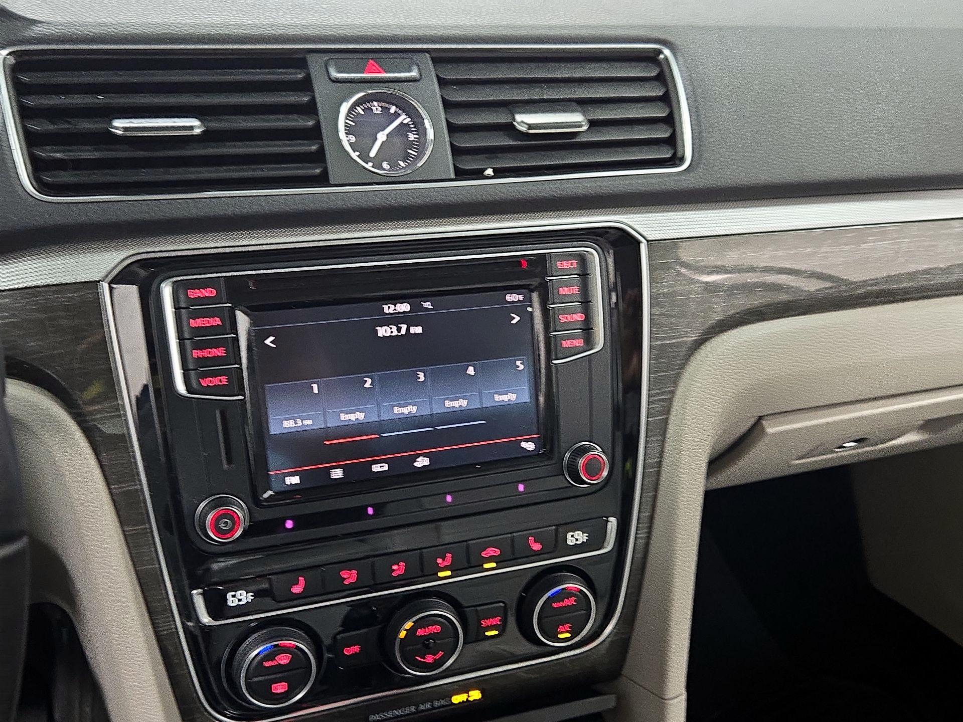 Thumbnail: 2016 Volkswagen Passat - 16