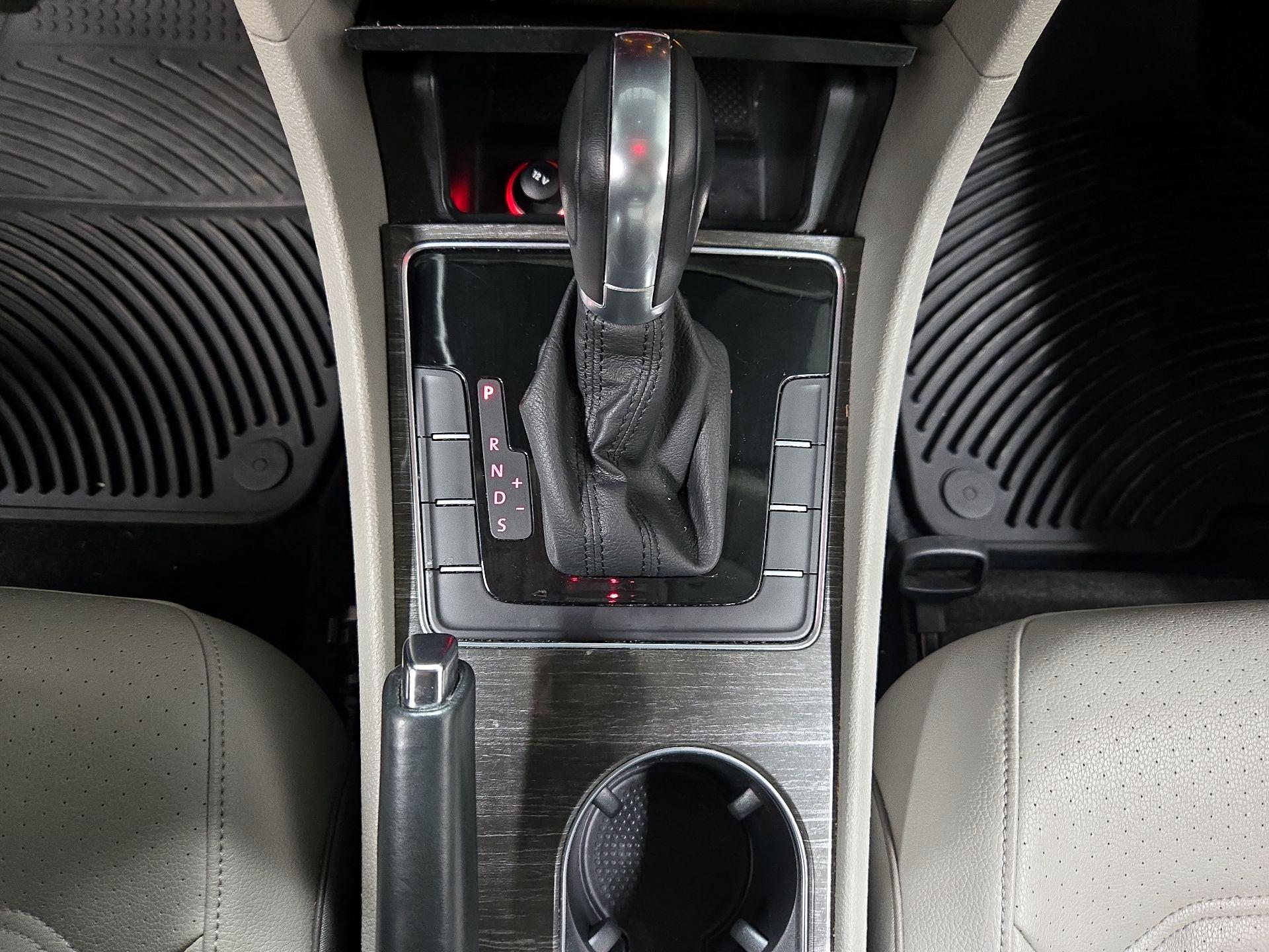 Thumbnail: 2016 Volkswagen Passat - 17