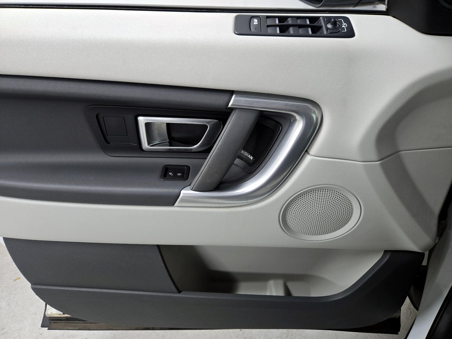 Thumbnail: 2018 Land Rover Discovery Sport - 12