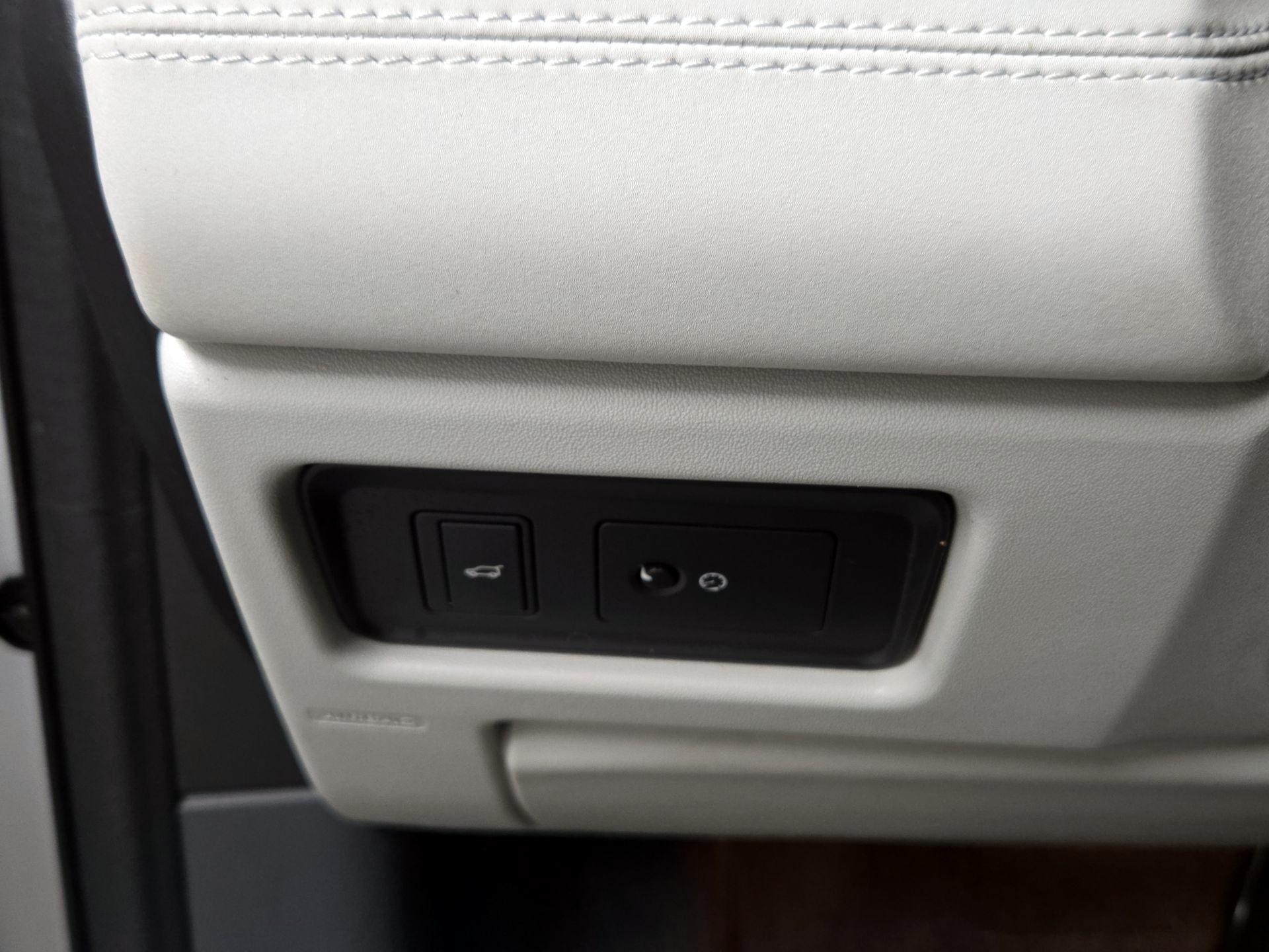 Thumbnail: 2018 Land Rover Discovery Sport - 13