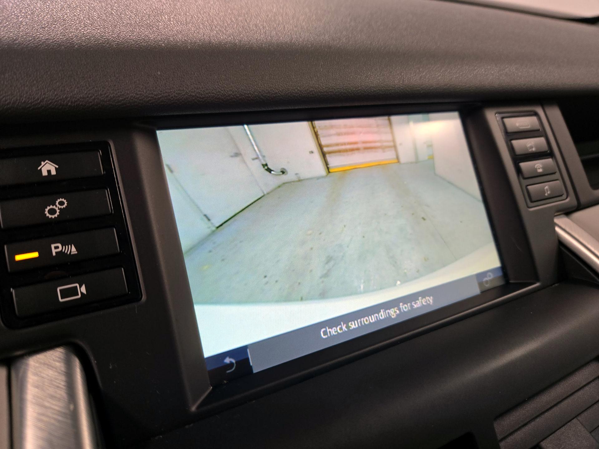 Thumbnail: 2018 Land Rover Discovery Sport - 14