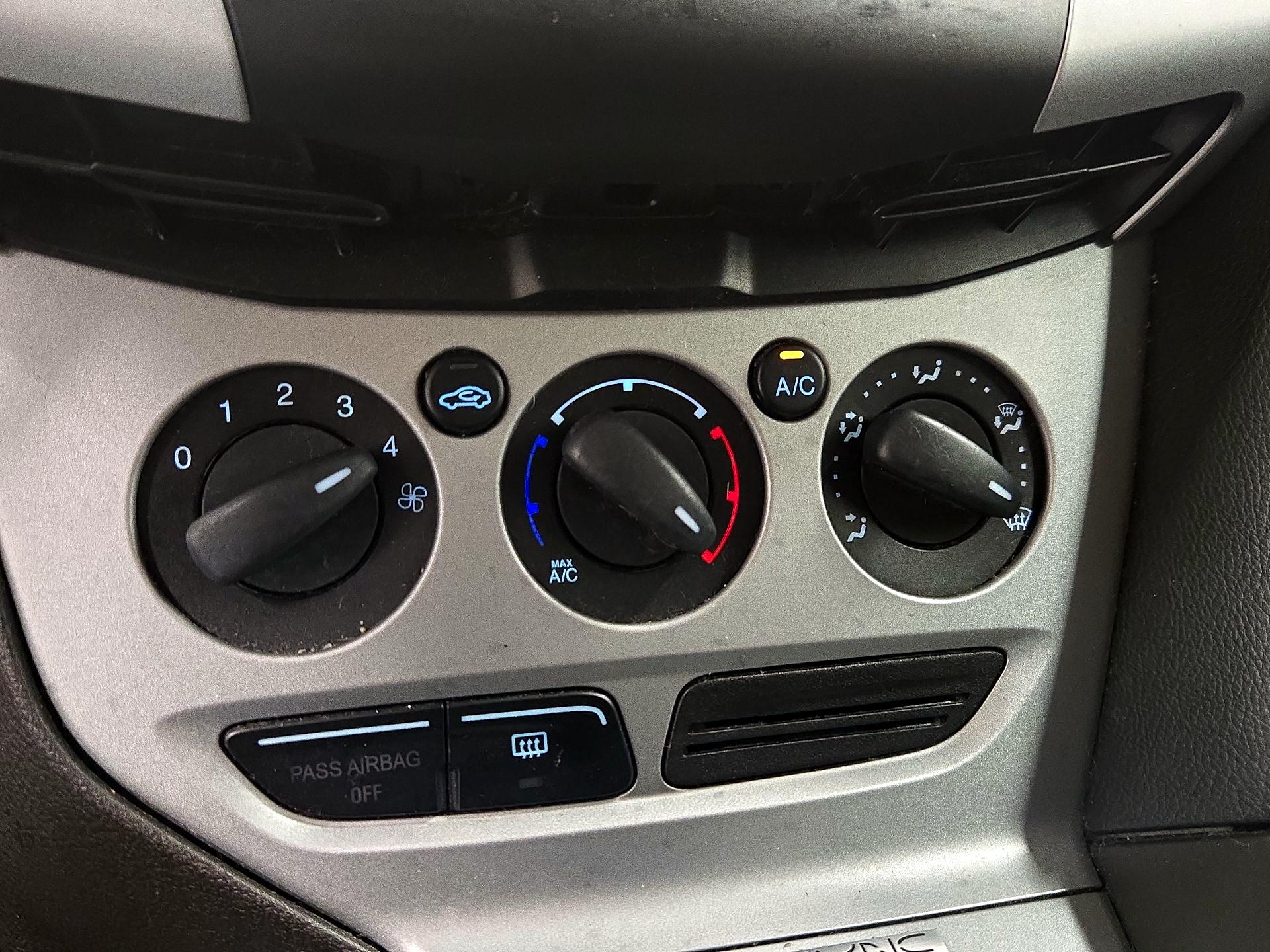 Thumbnail: 2014 Ford Focus - 15