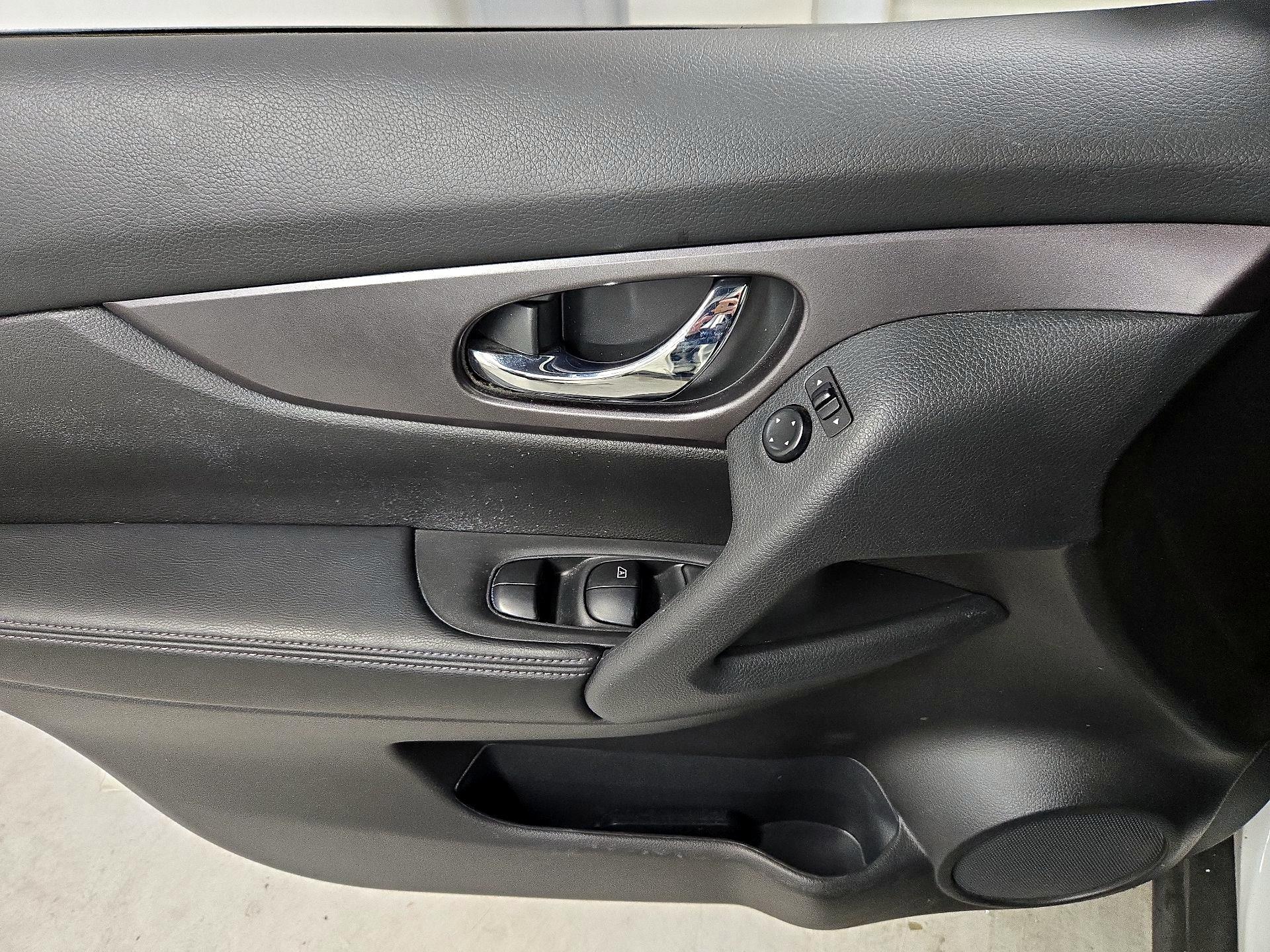 Thumbnail: 2016 Nissan Rogue - 12