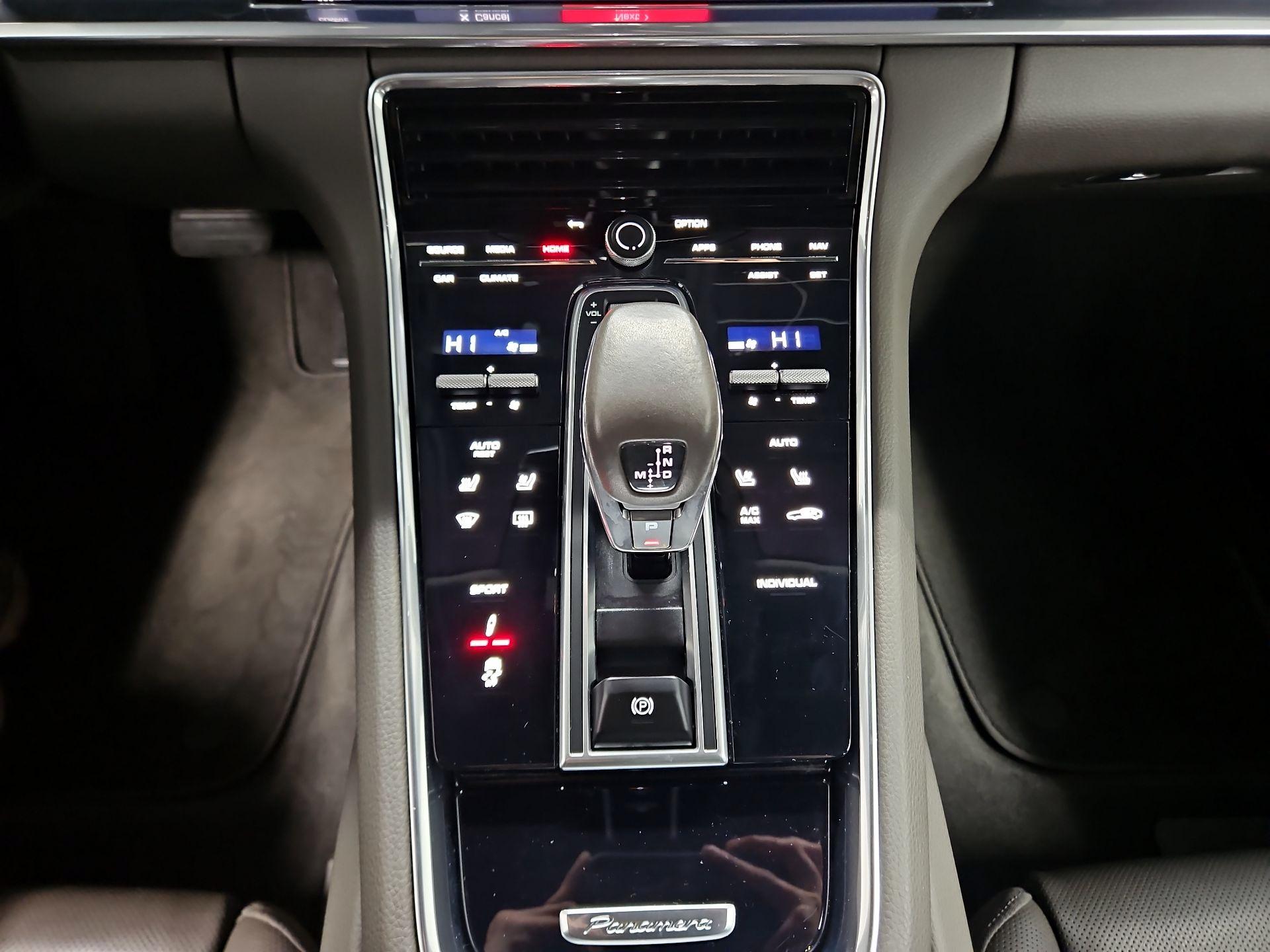 Thumbnail: 2021 Porsche Panamera - 17