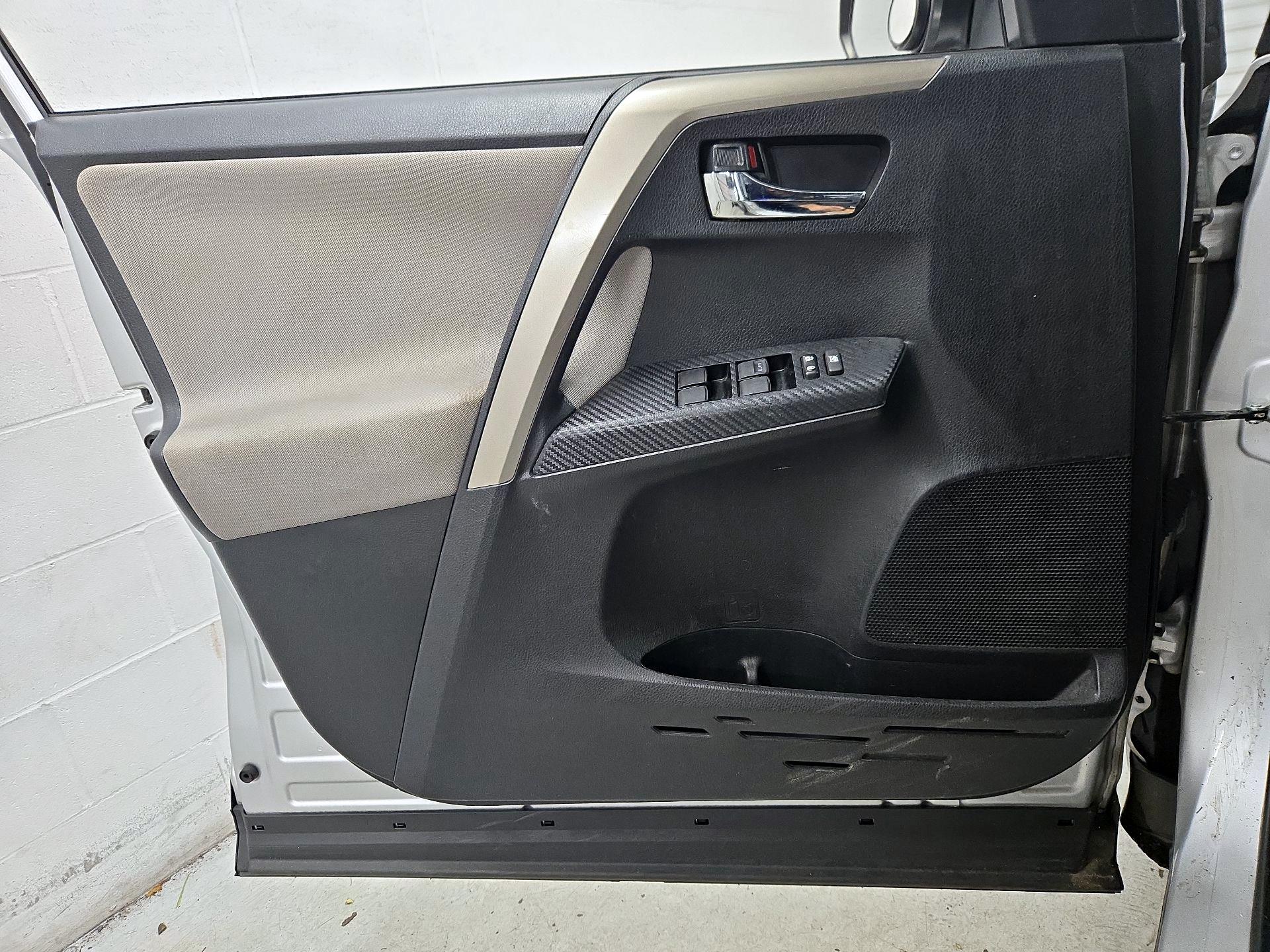 Thumbnail: 2015 Toyota RAV4 - 12