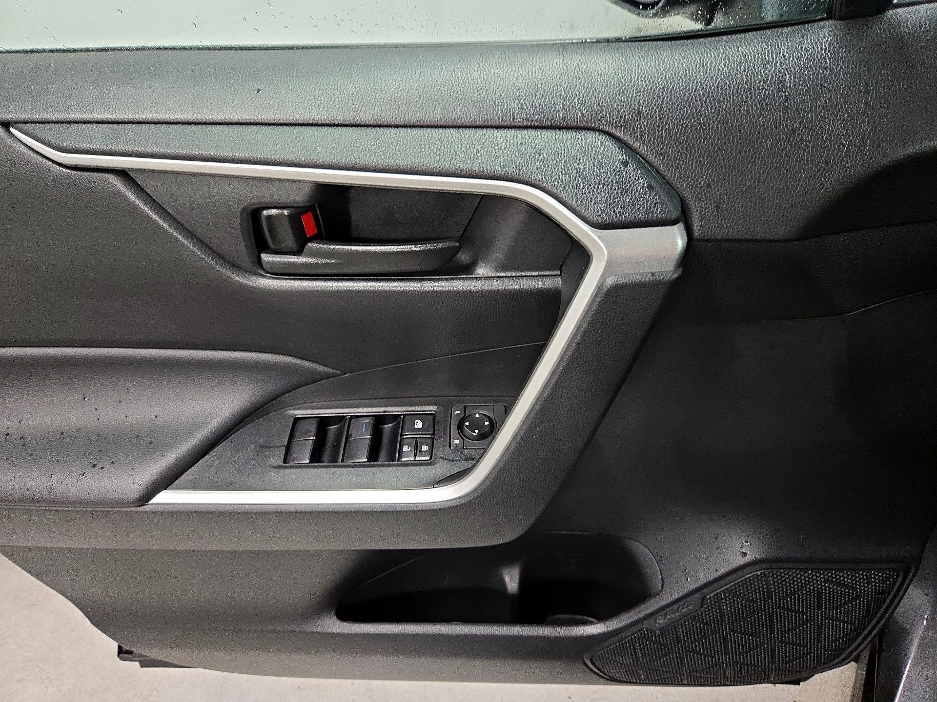 Thumbnail: 2021 Toyota RAV4 - 12