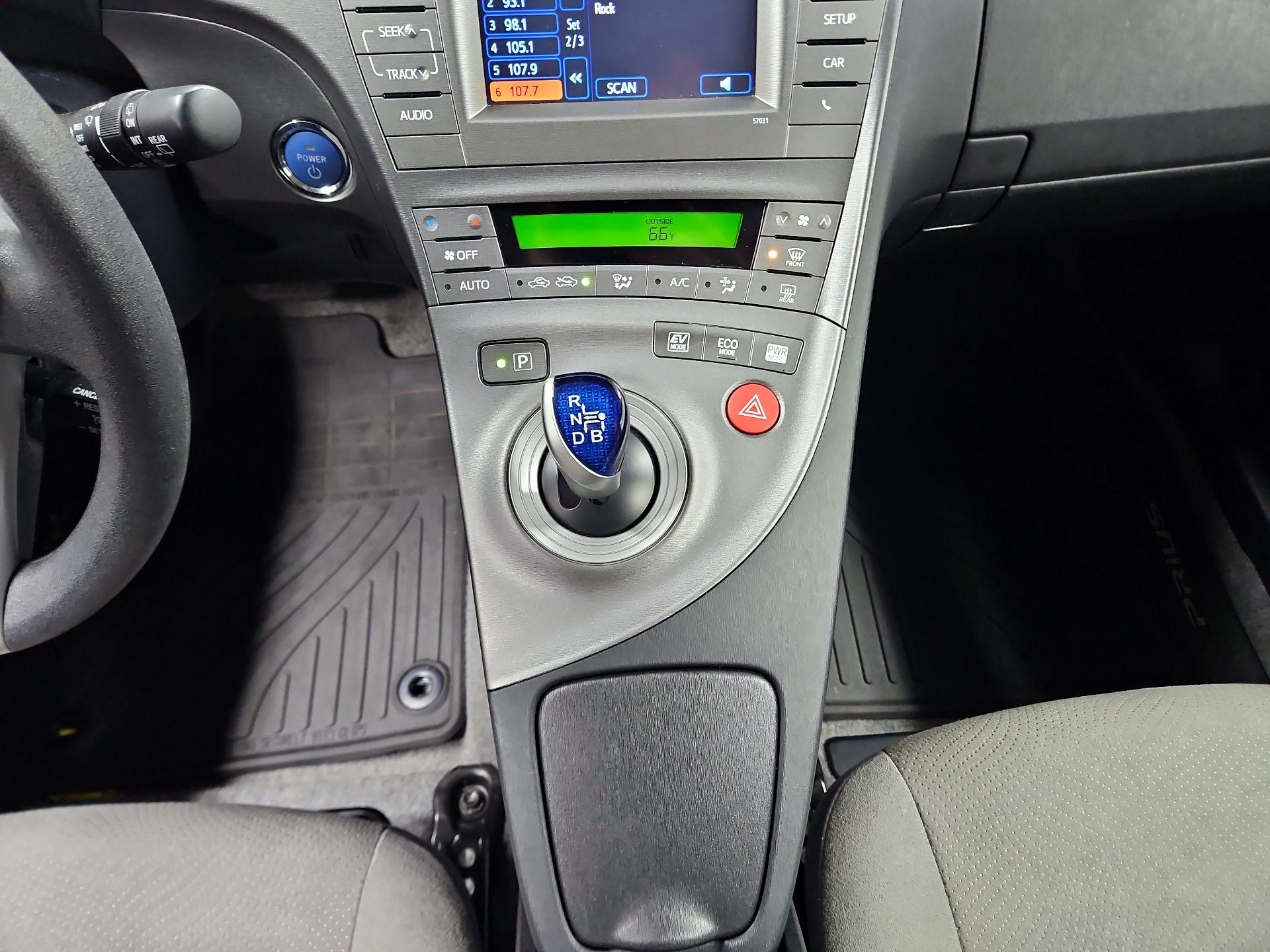 Thumbnail: 2015 Toyota Prius - 17