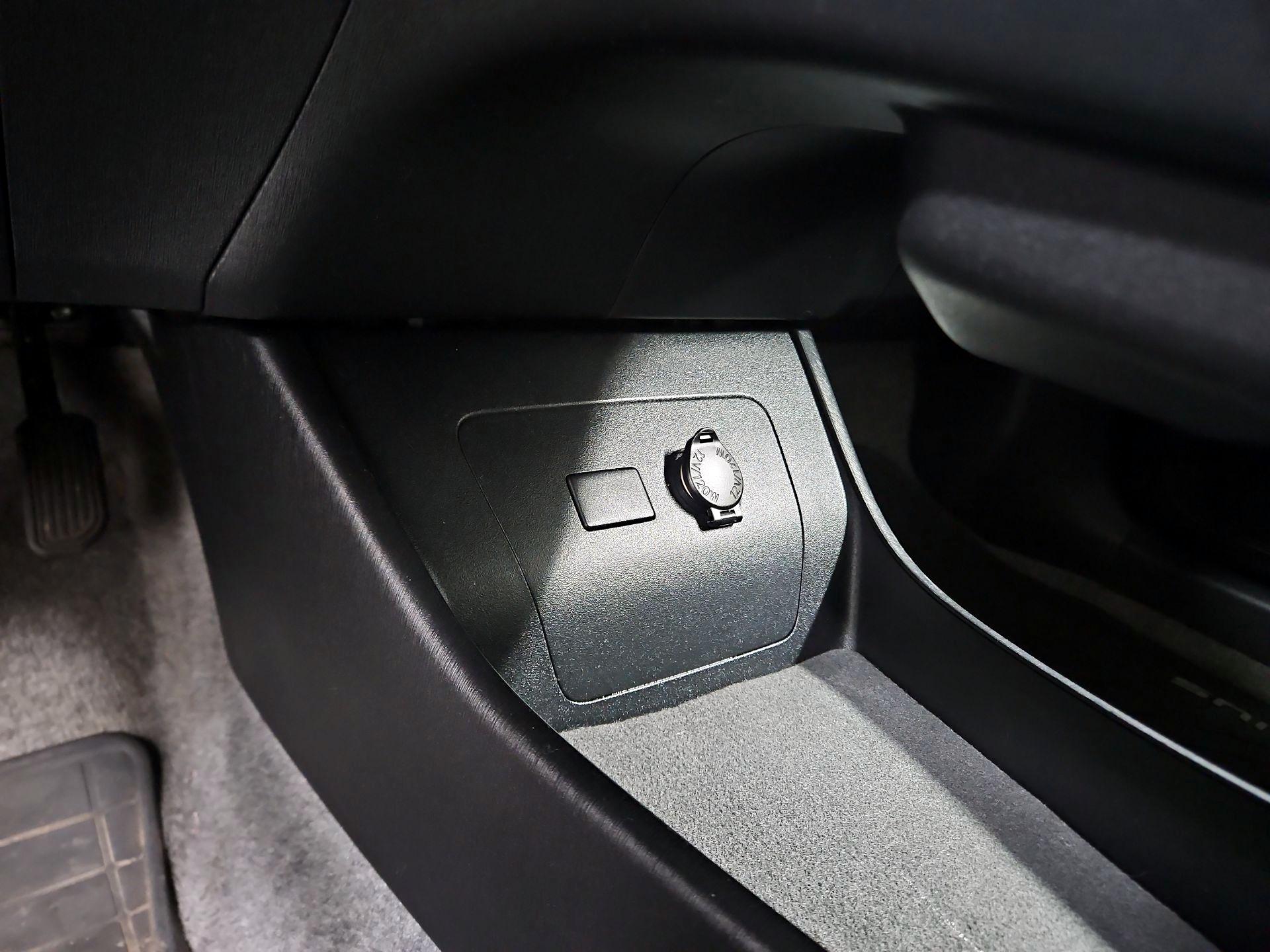 Thumbnail: 2015 Toyota Prius - 18