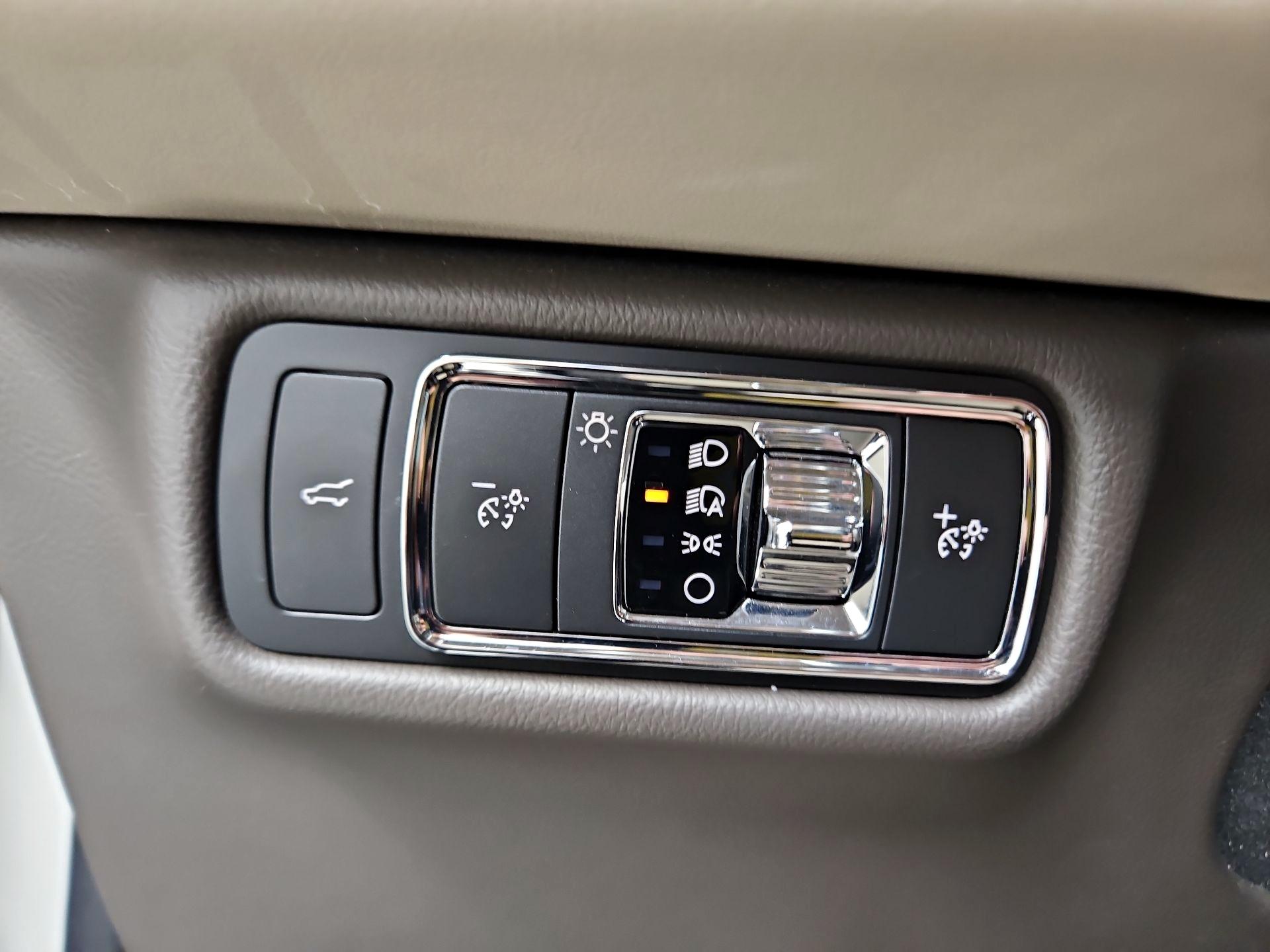 Thumbnail: 2022 Lincoln Aviator - 13