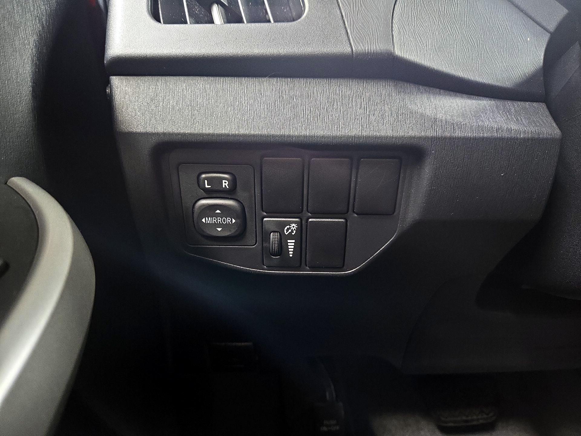 Thumbnail: 2015 Toyota Prius - 13