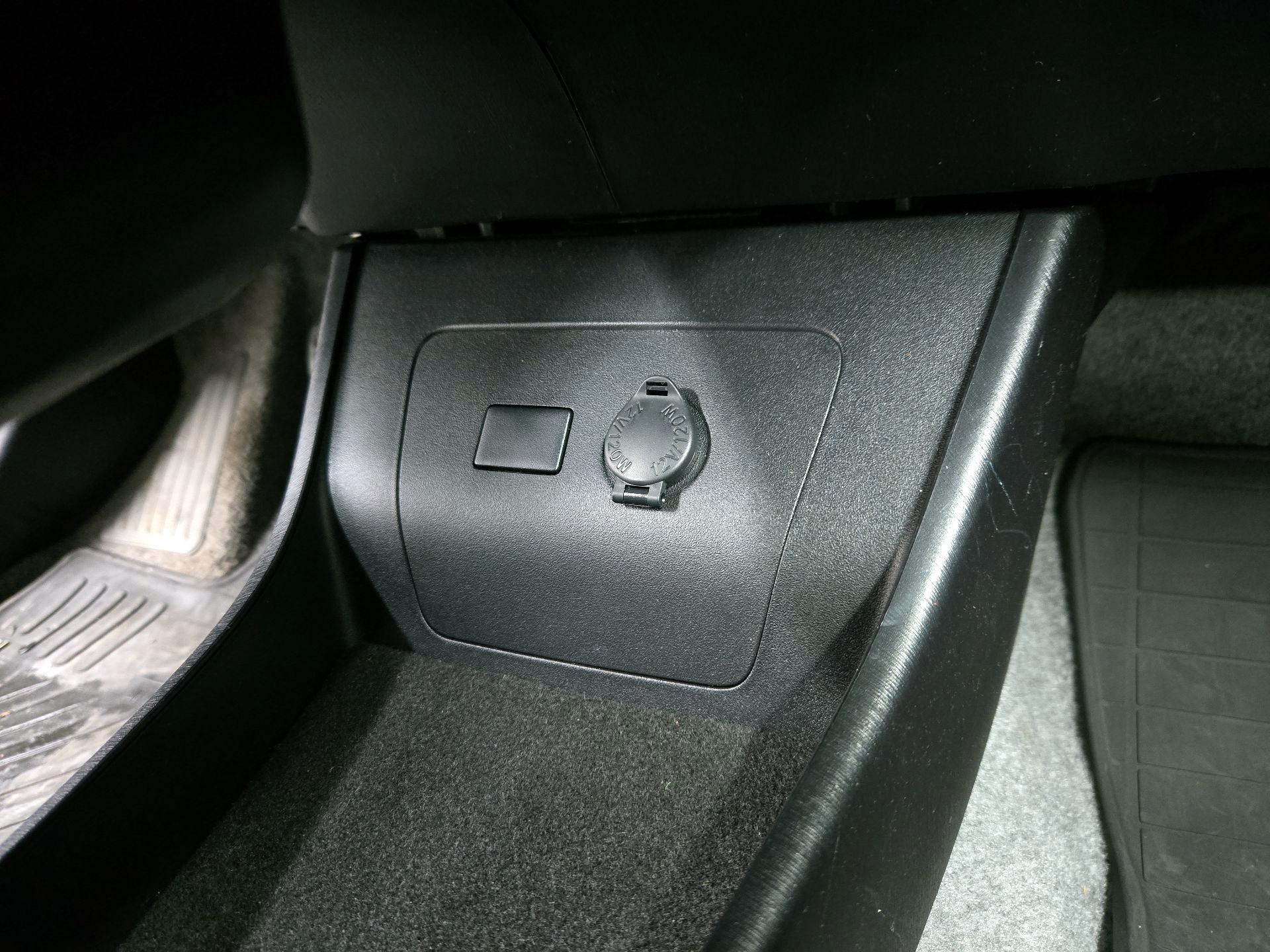 Thumbnail: 2015 Toyota Prius - 18