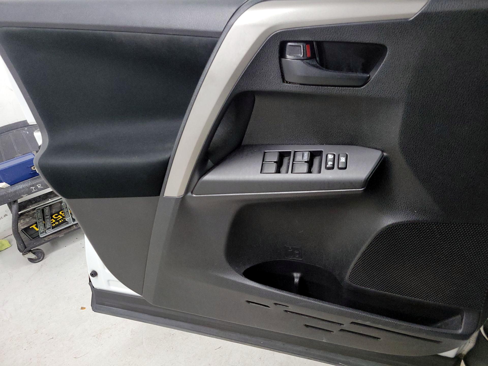 Thumbnail: 2016 Toyota RAV4 - 12