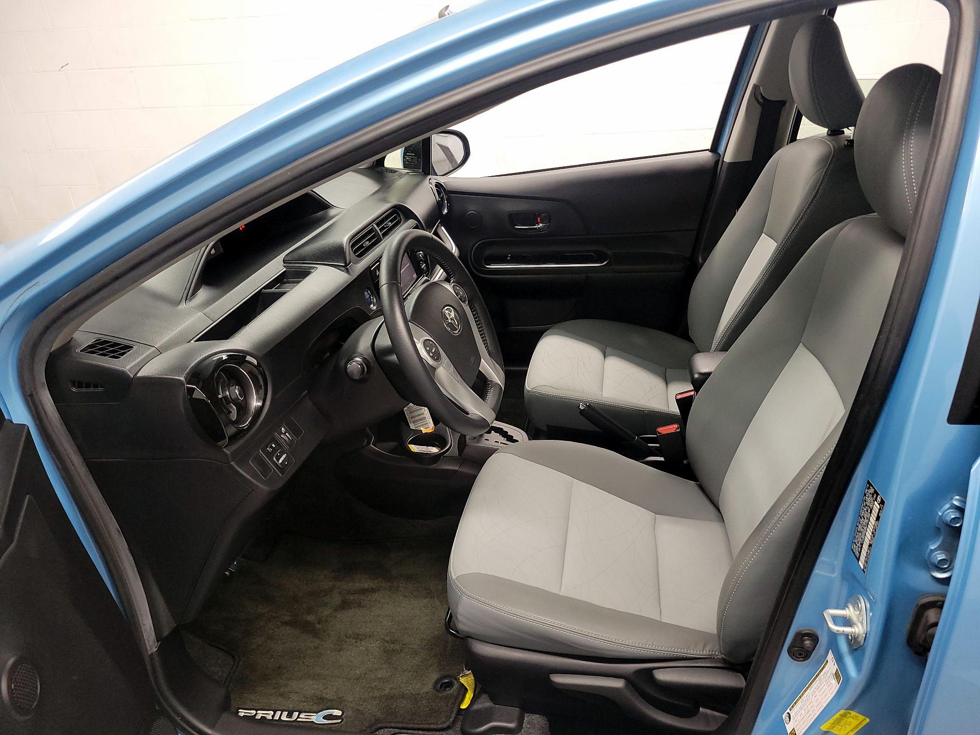 Thumbnail: 2016 Toyota Prius c - 11