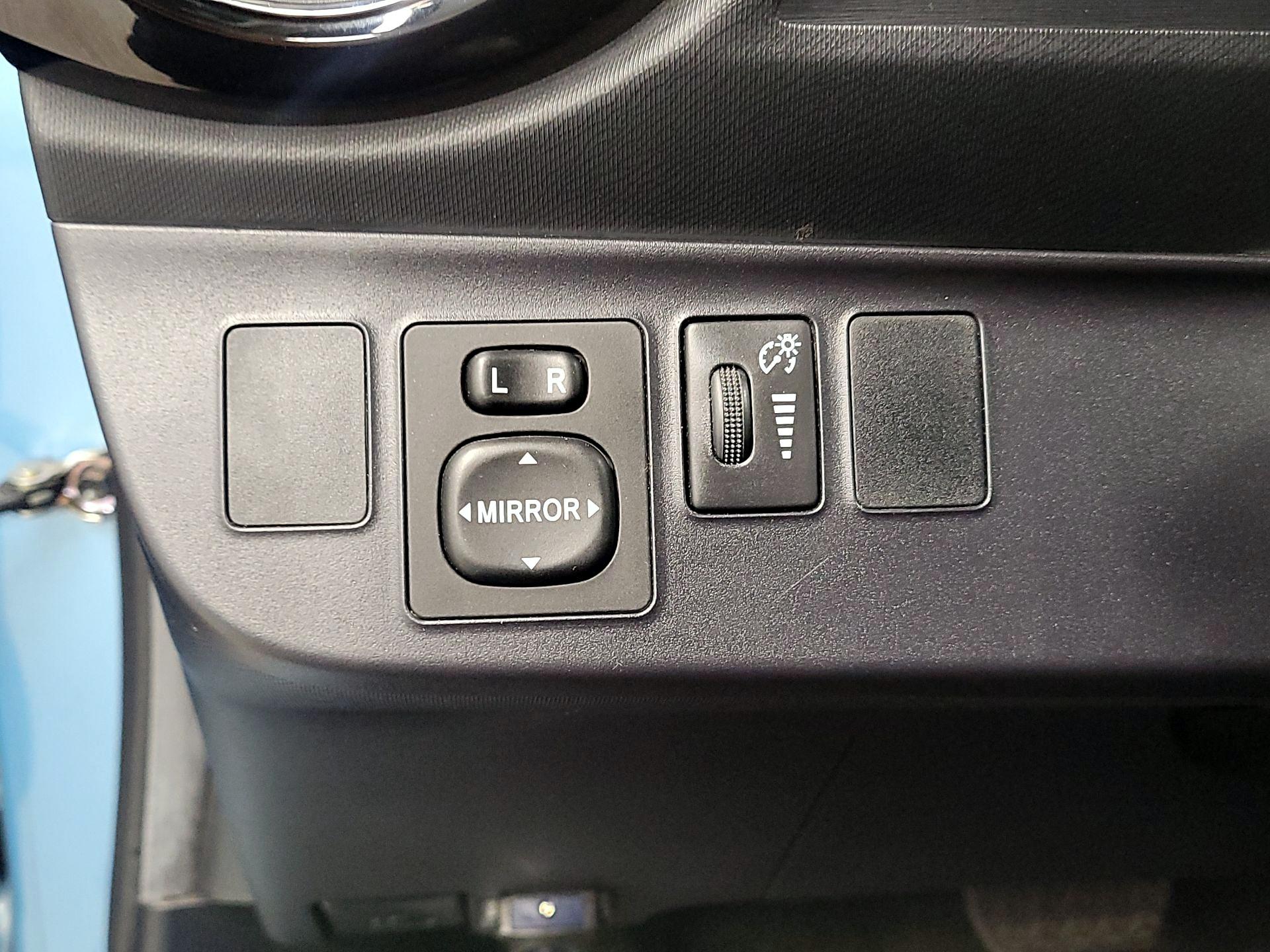 Thumbnail: 2016 Toyota Prius c - 13
