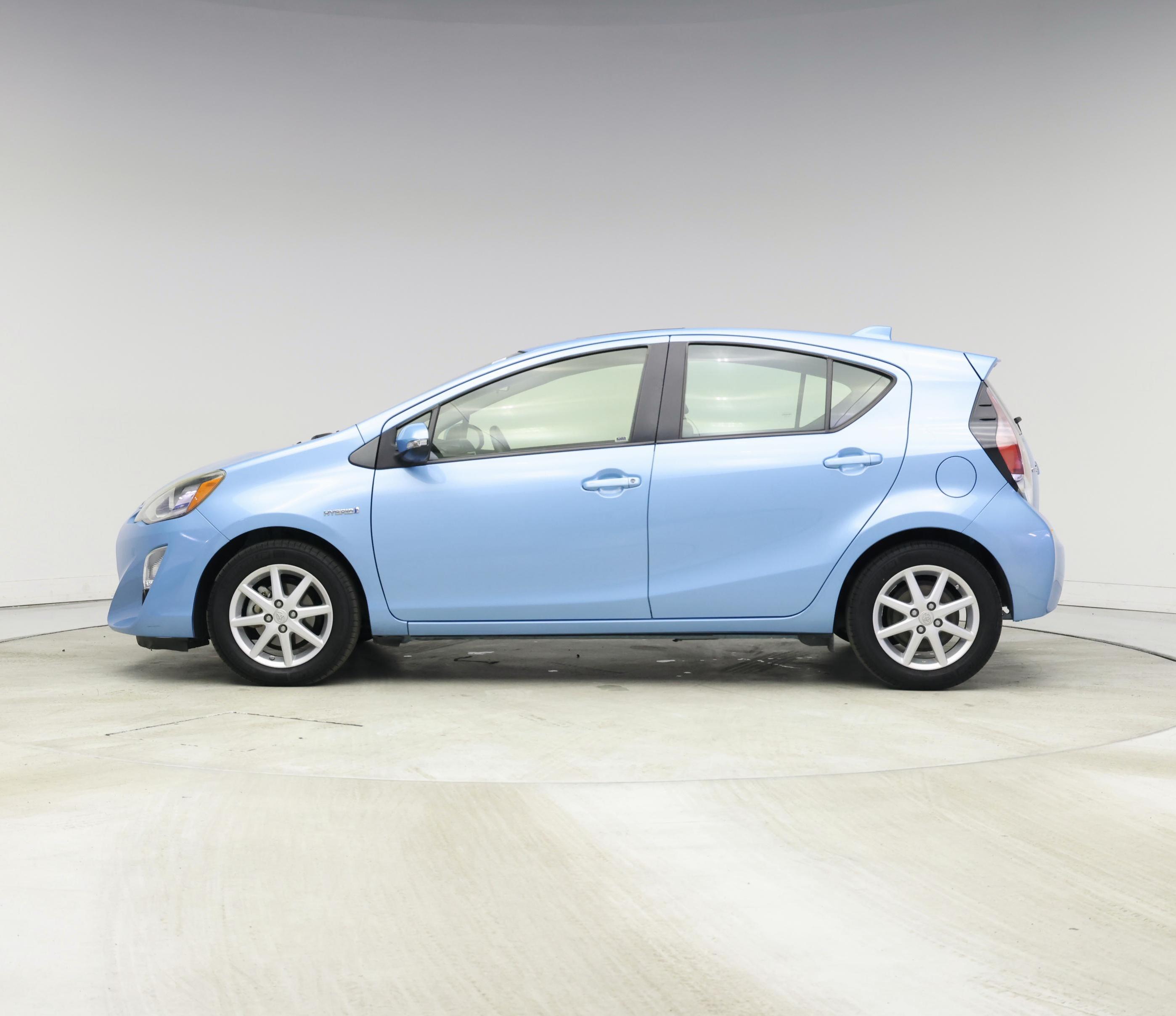 Thumbnail: 2016 Toyota Prius c - 3