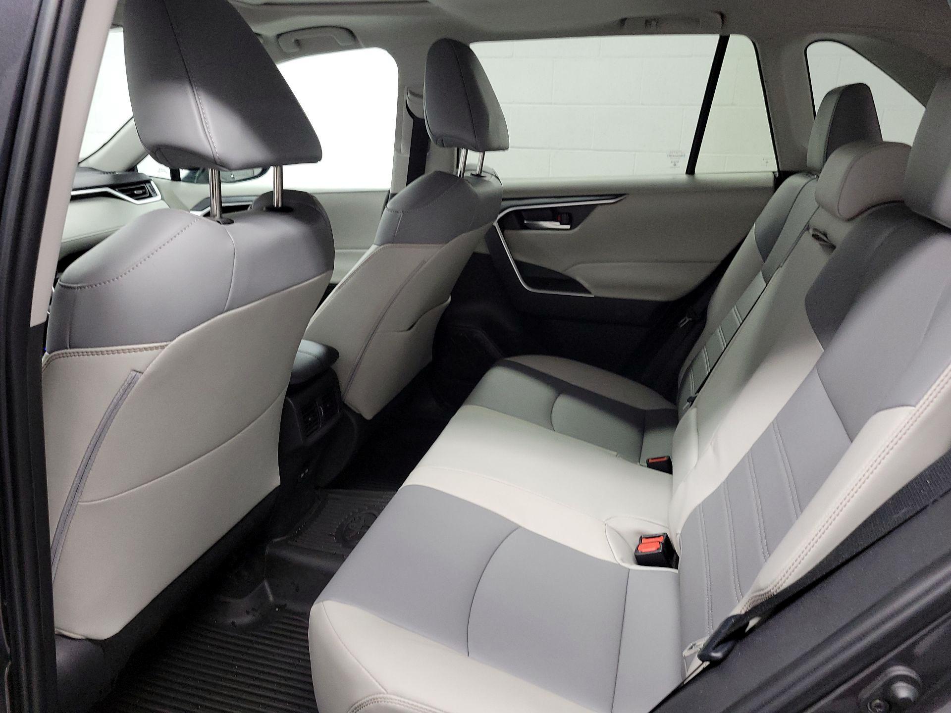 Thumbnail: 2022 Toyota RAV4 - 17