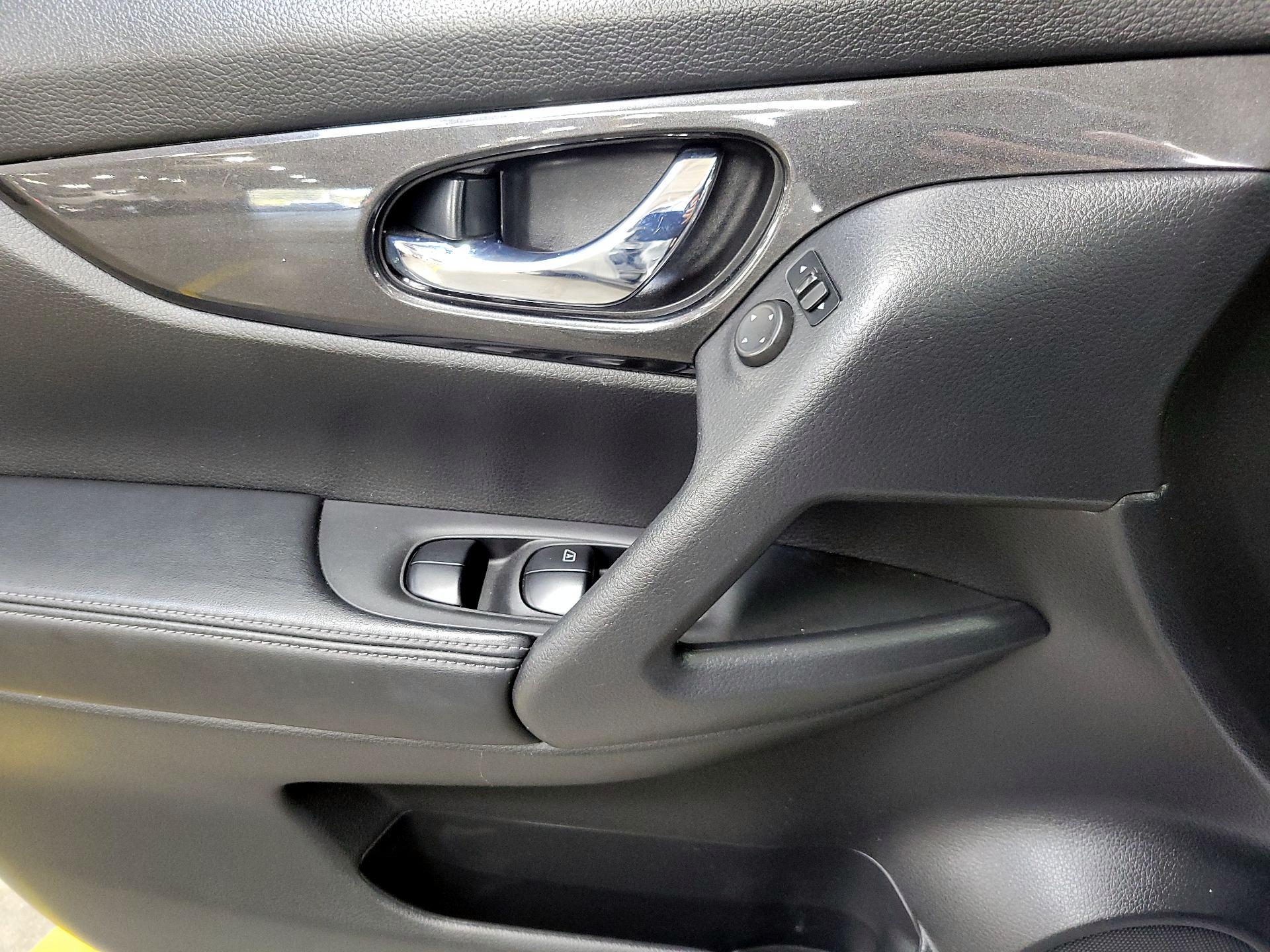 Thumbnail: 2017 Nissan Rogue - 12