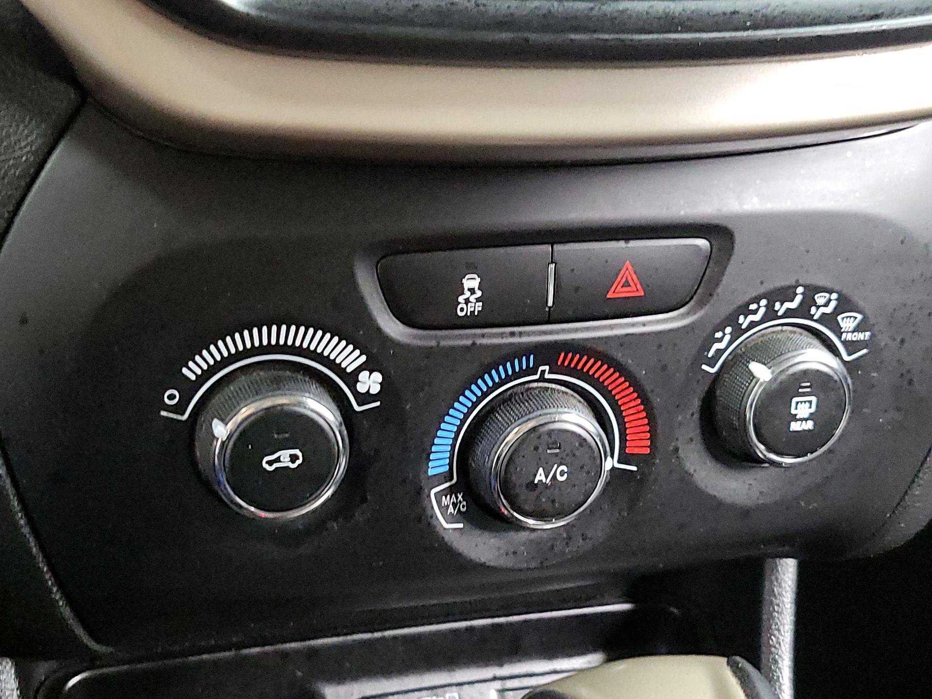 Thumbnail: 2015 Jeep Cherokee - 16