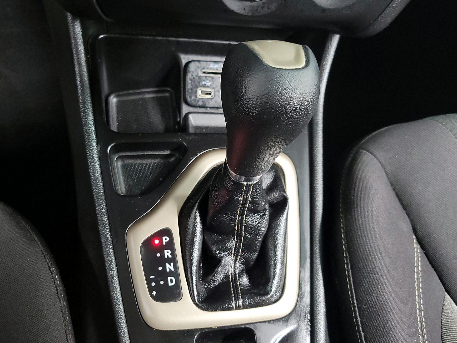 Thumbnail: 2015 Jeep Cherokee - 17