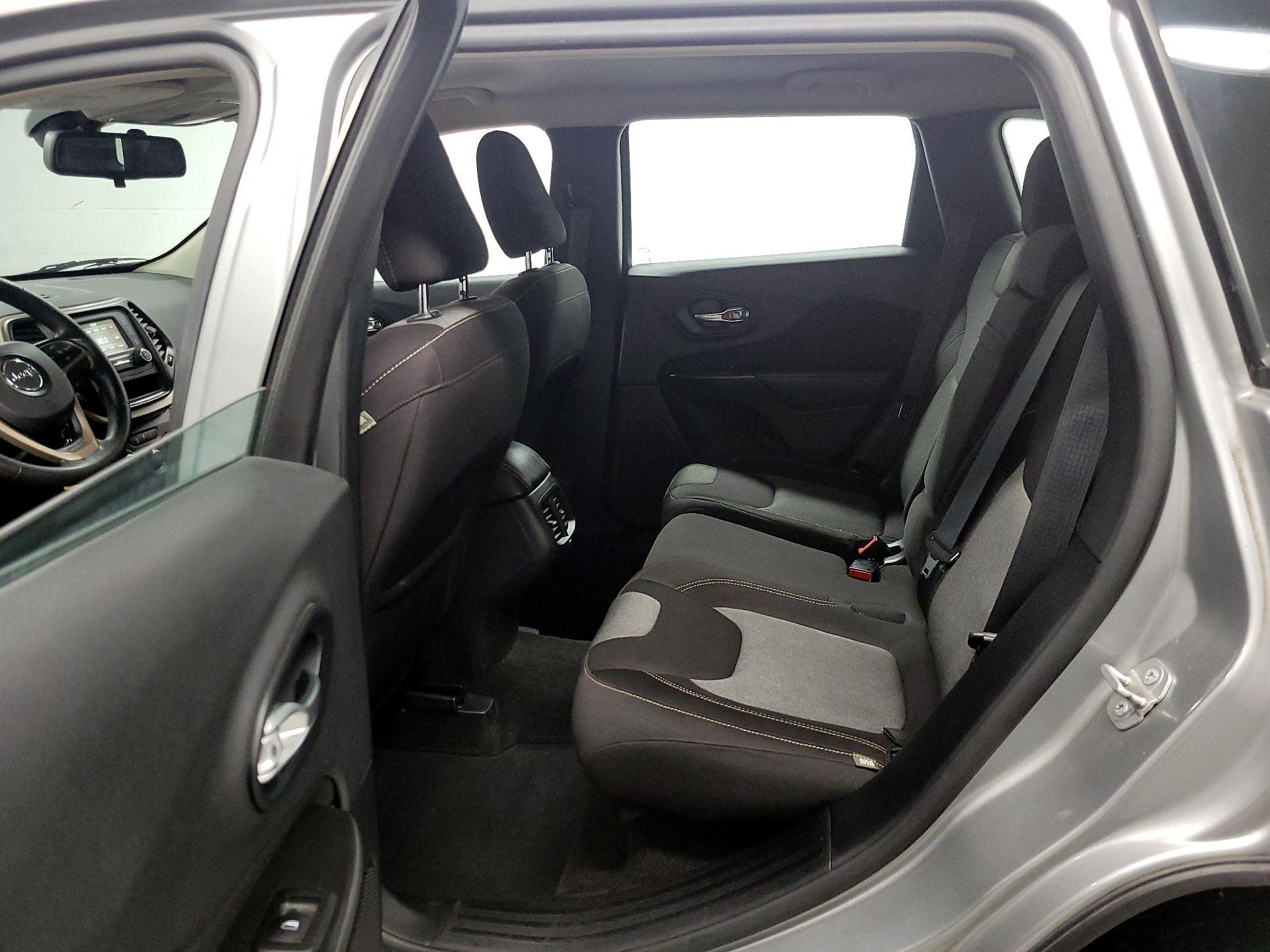 Thumbnail: 2015 Jeep Cherokee - 18