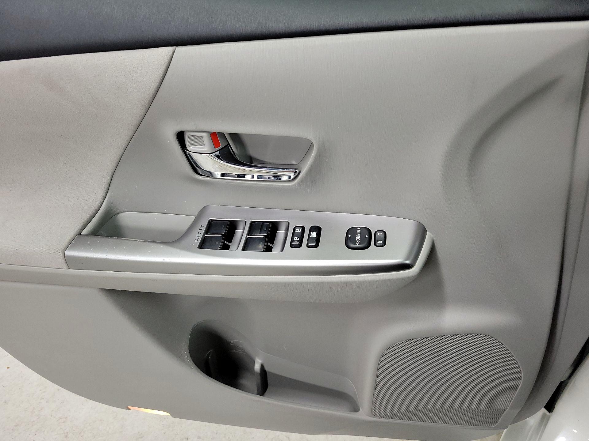 Thumbnail: 2015 Toyota Prius v - 12