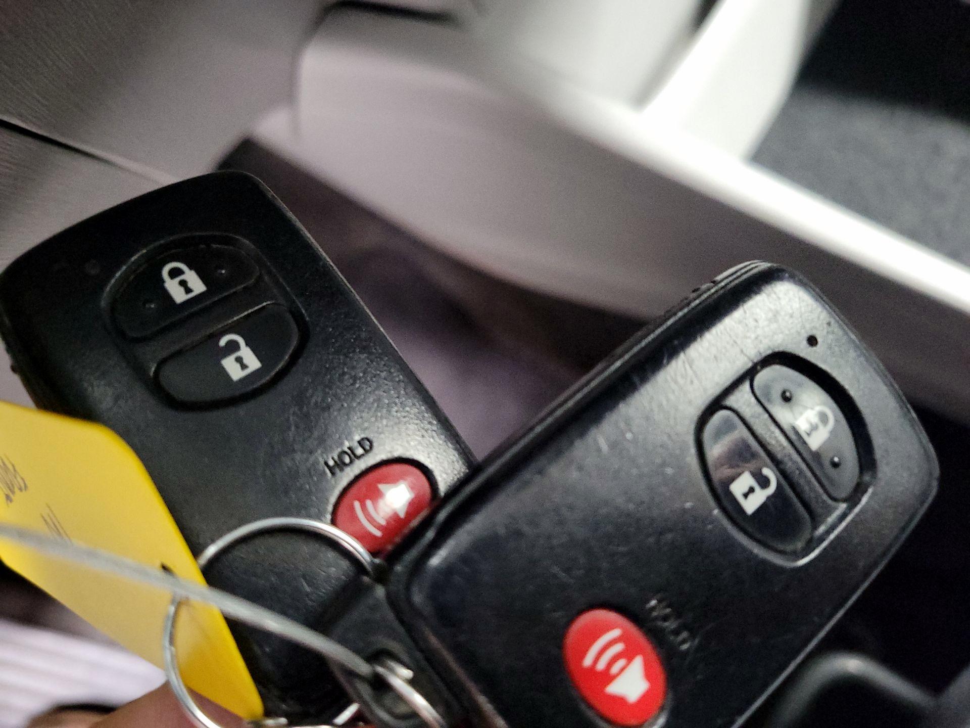 Thumbnail: 2015 Toyota Prius v - 19