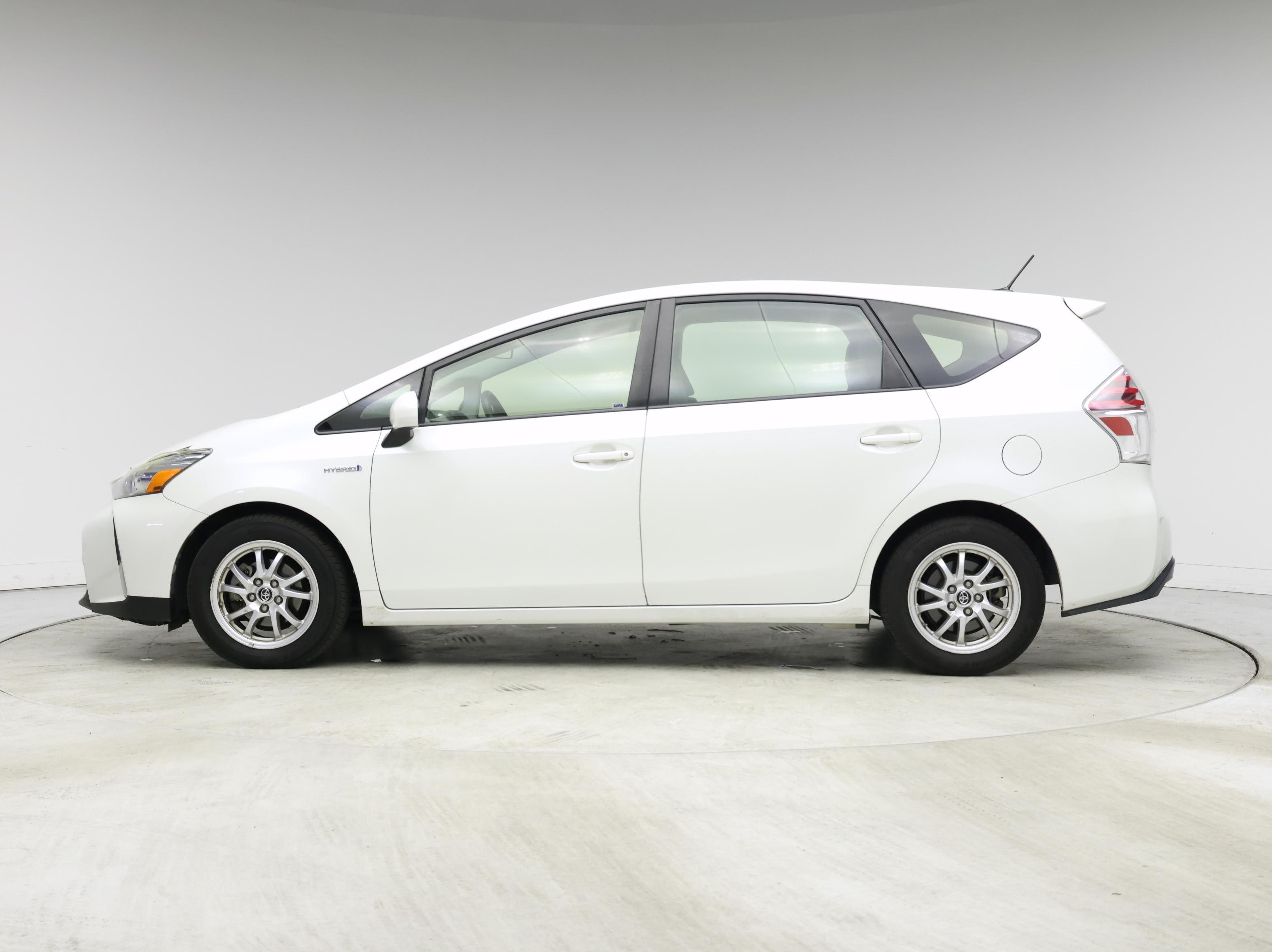 Thumbnail: 2015 Toyota Prius v - 3