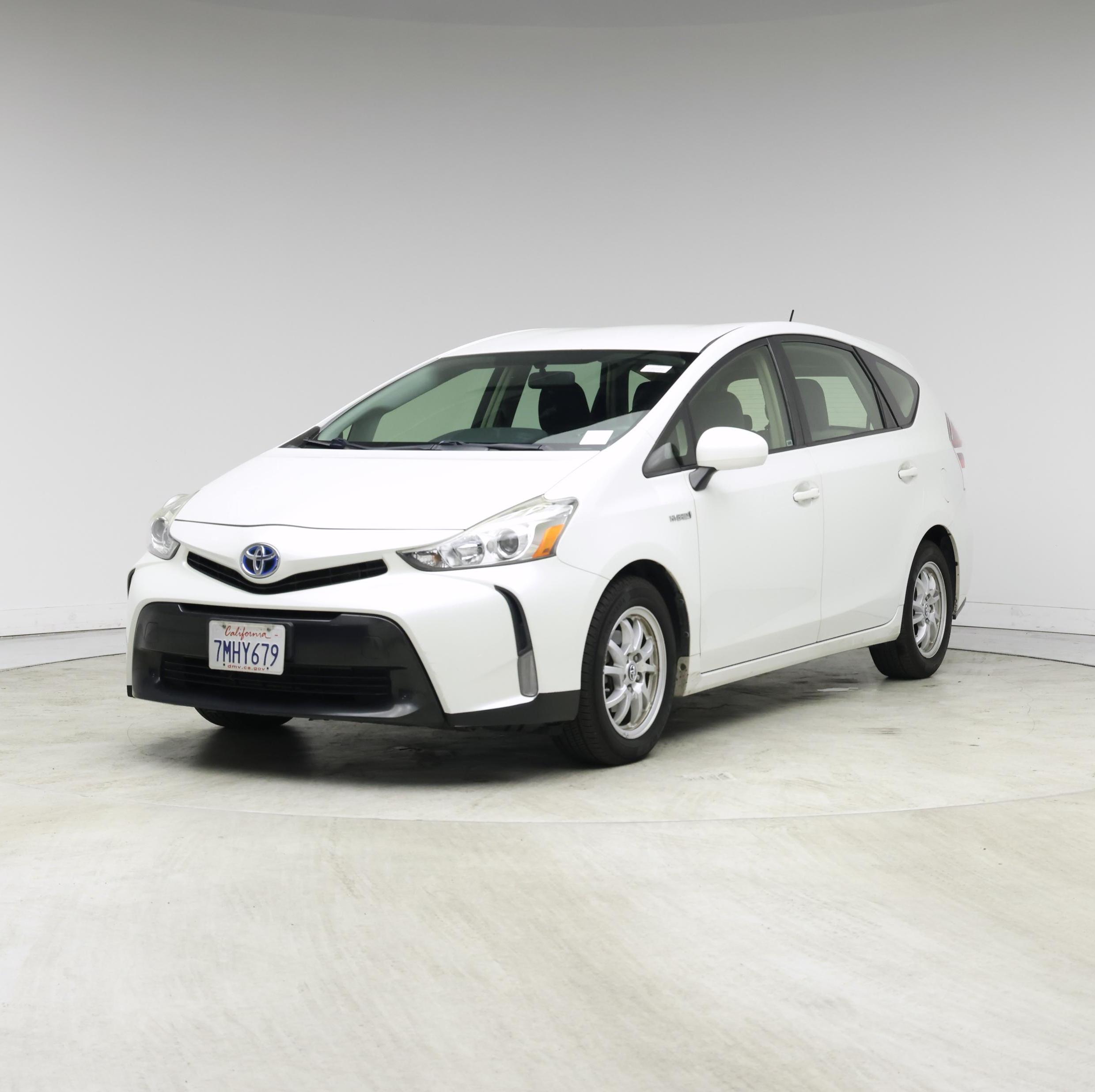 Thumbnail: 2015 Toyota Prius v - 4