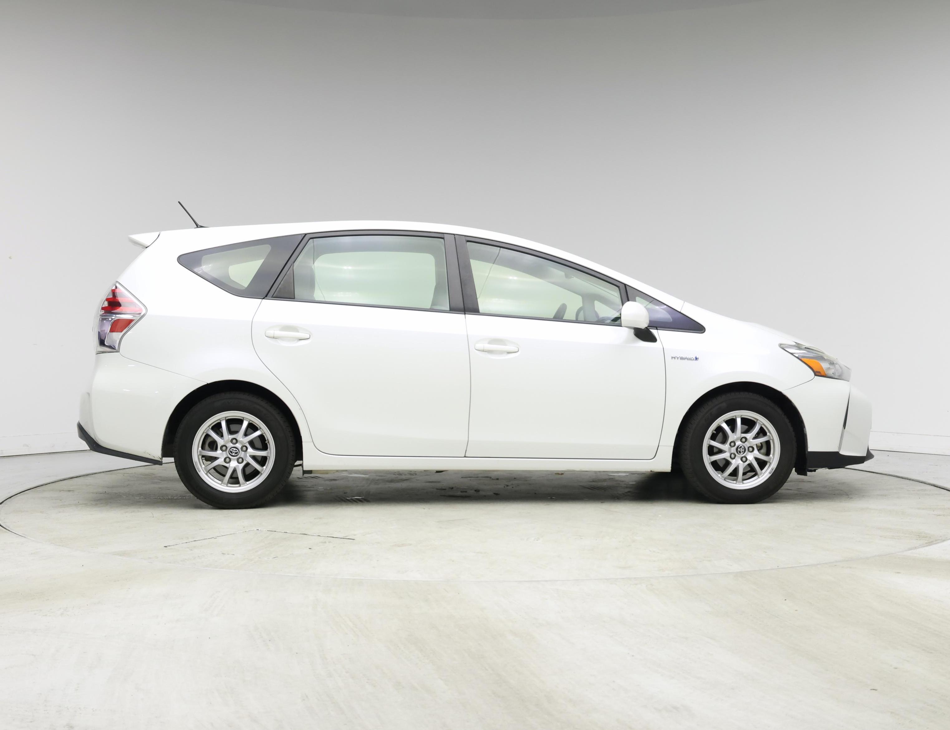 Thumbnail: 2015 Toyota Prius v - 7