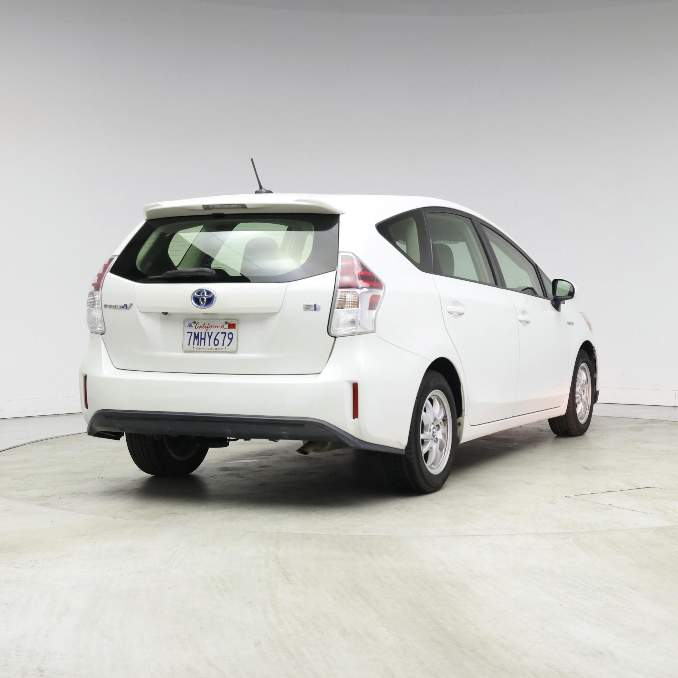 Thumbnail: 2015 Toyota Prius v - 8