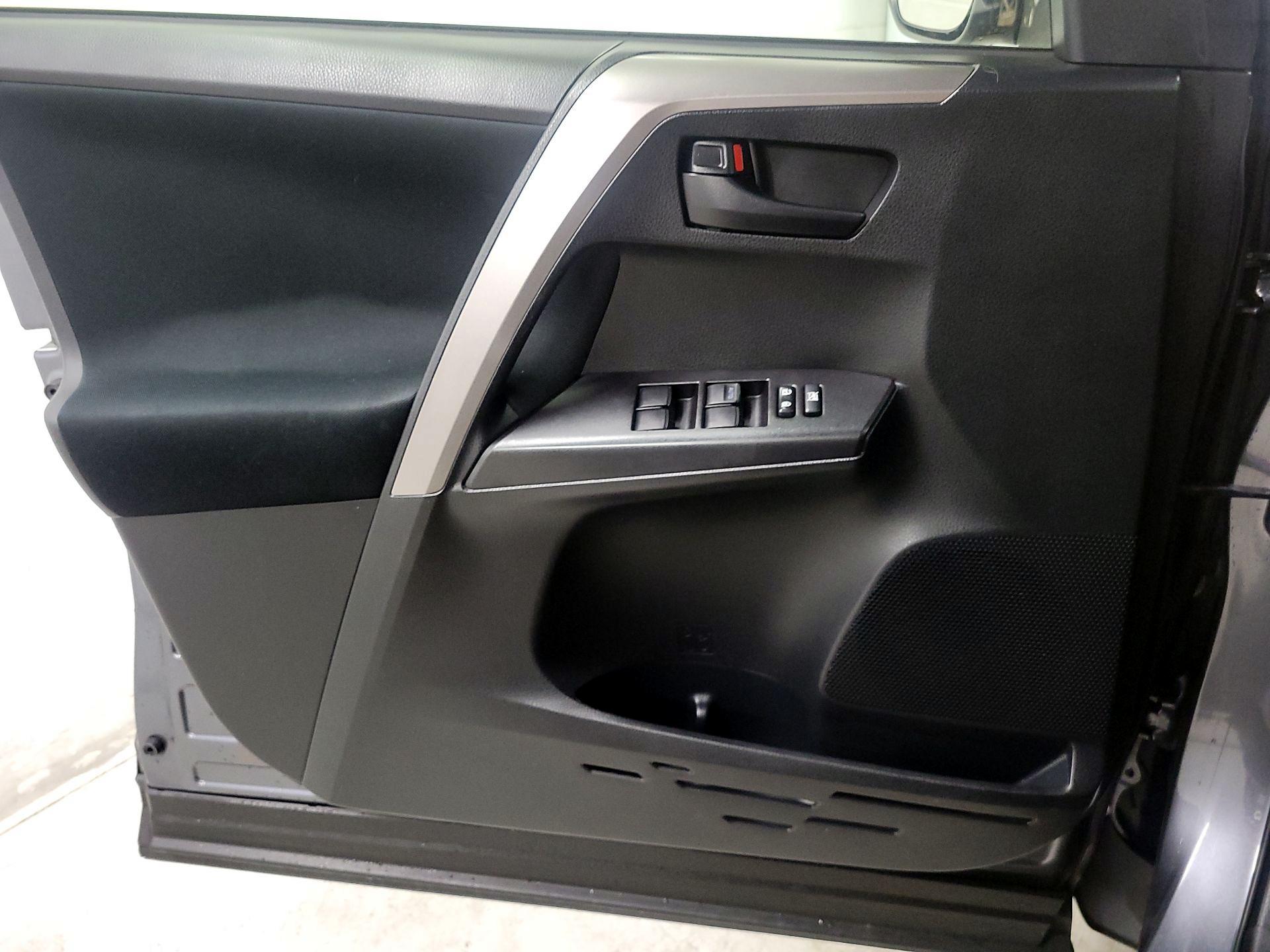 Thumbnail: 2016 Toyota RAV4 - 12