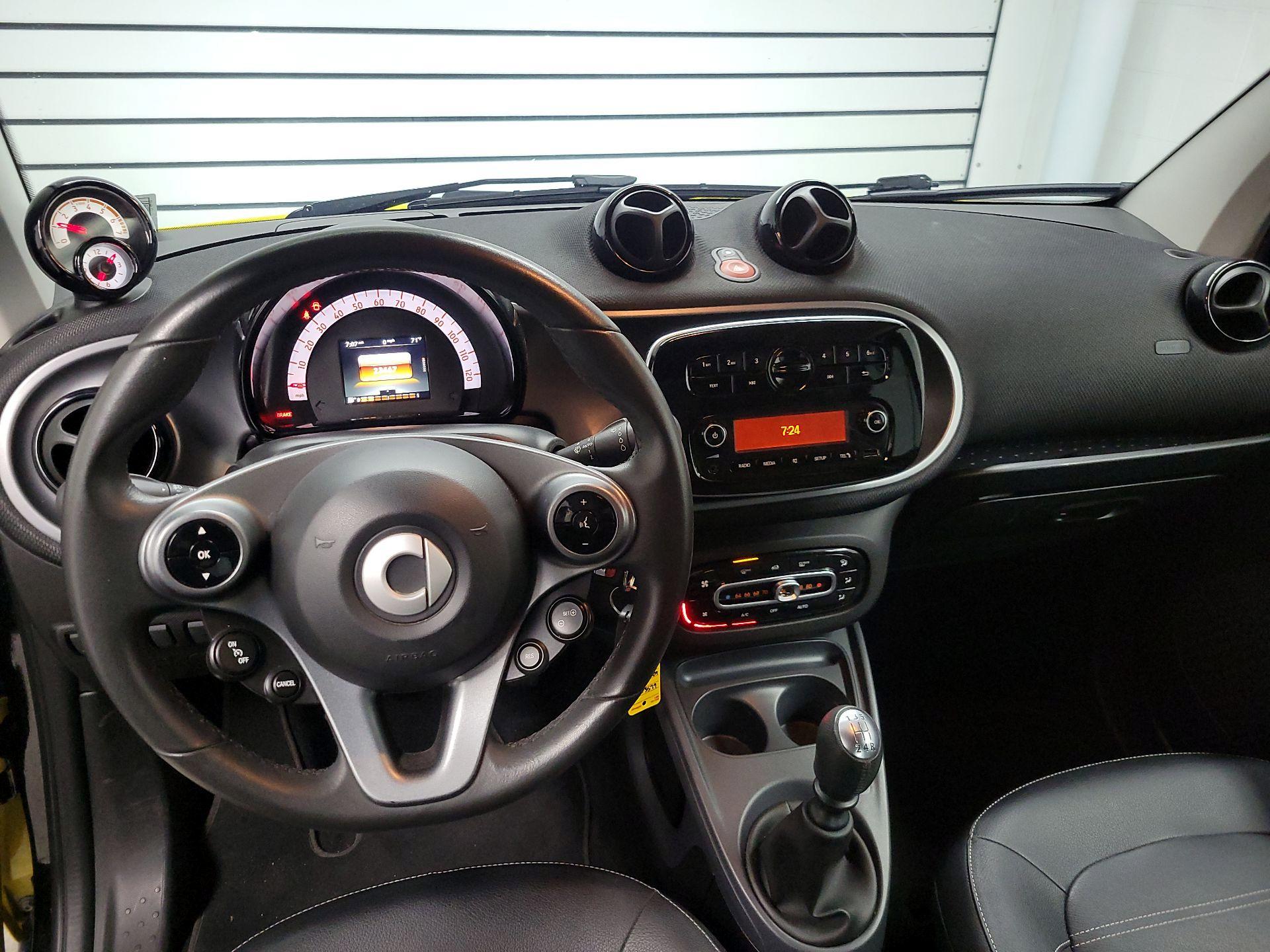 Thumbnail: 2016 smart fortwo - 9