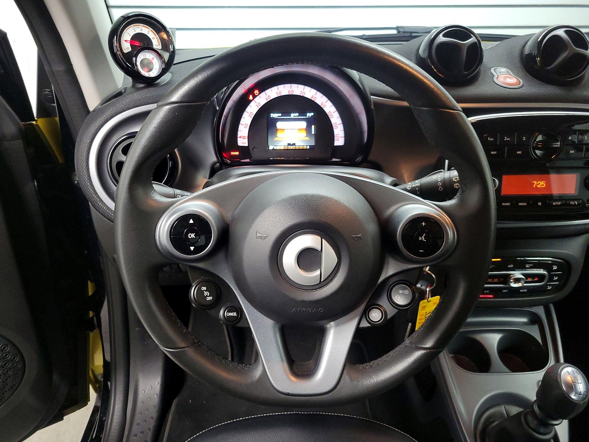 Thumbnail: 2016 smart fortwo - 10