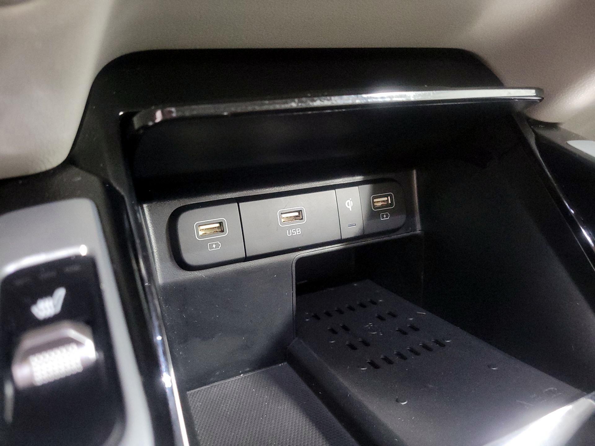 Thumbnail: 2023 Kia Sorento - 18