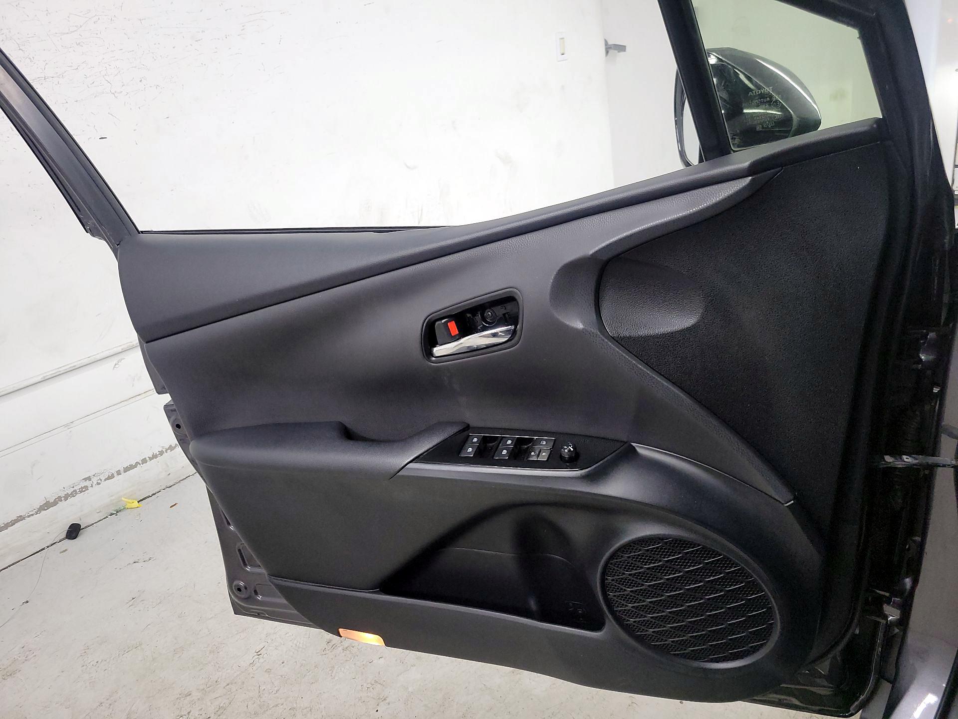 Thumbnail: 2018 Toyota Prius - 12