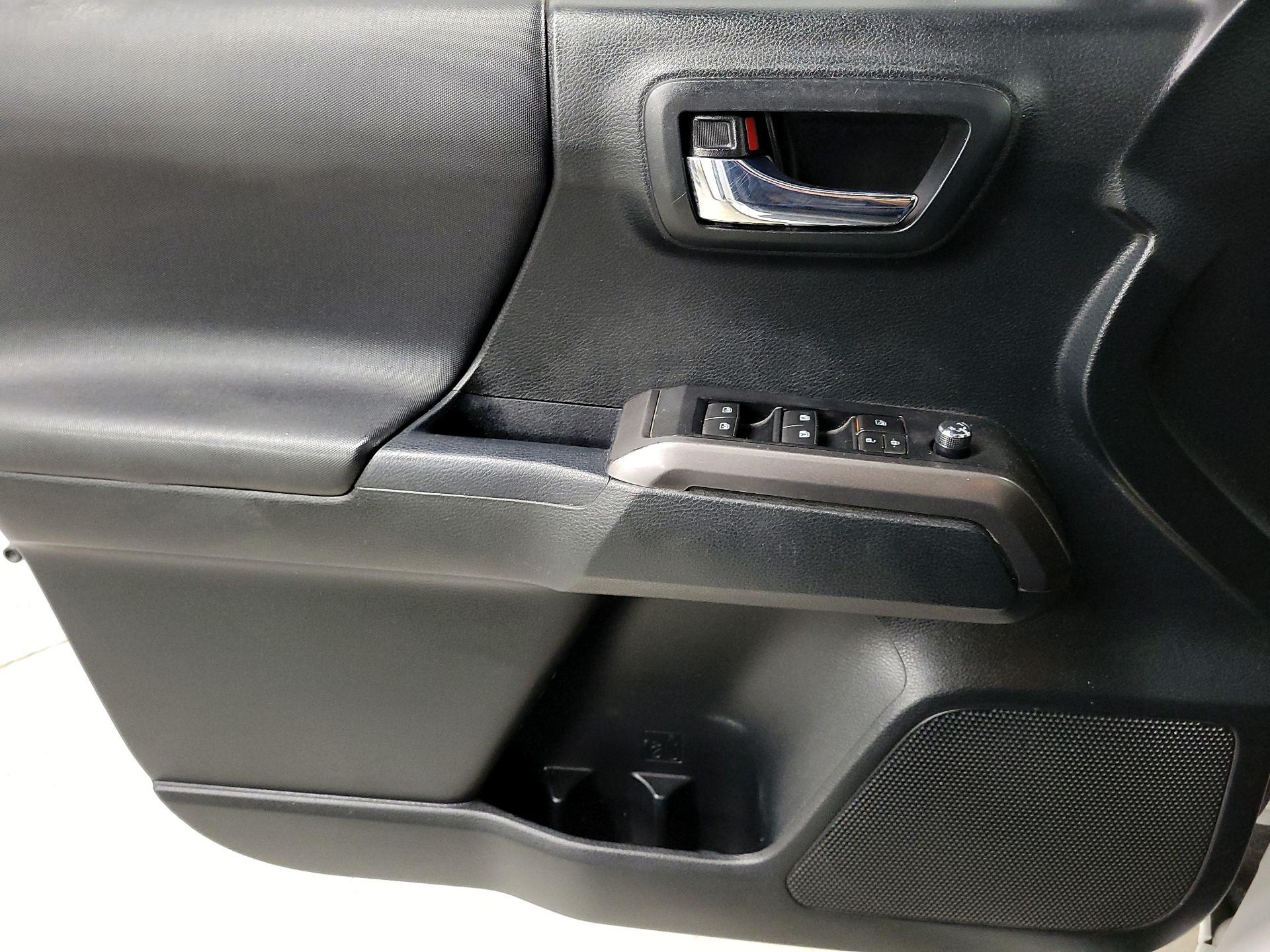 Thumbnail: 2017 Toyota Tacoma - 12