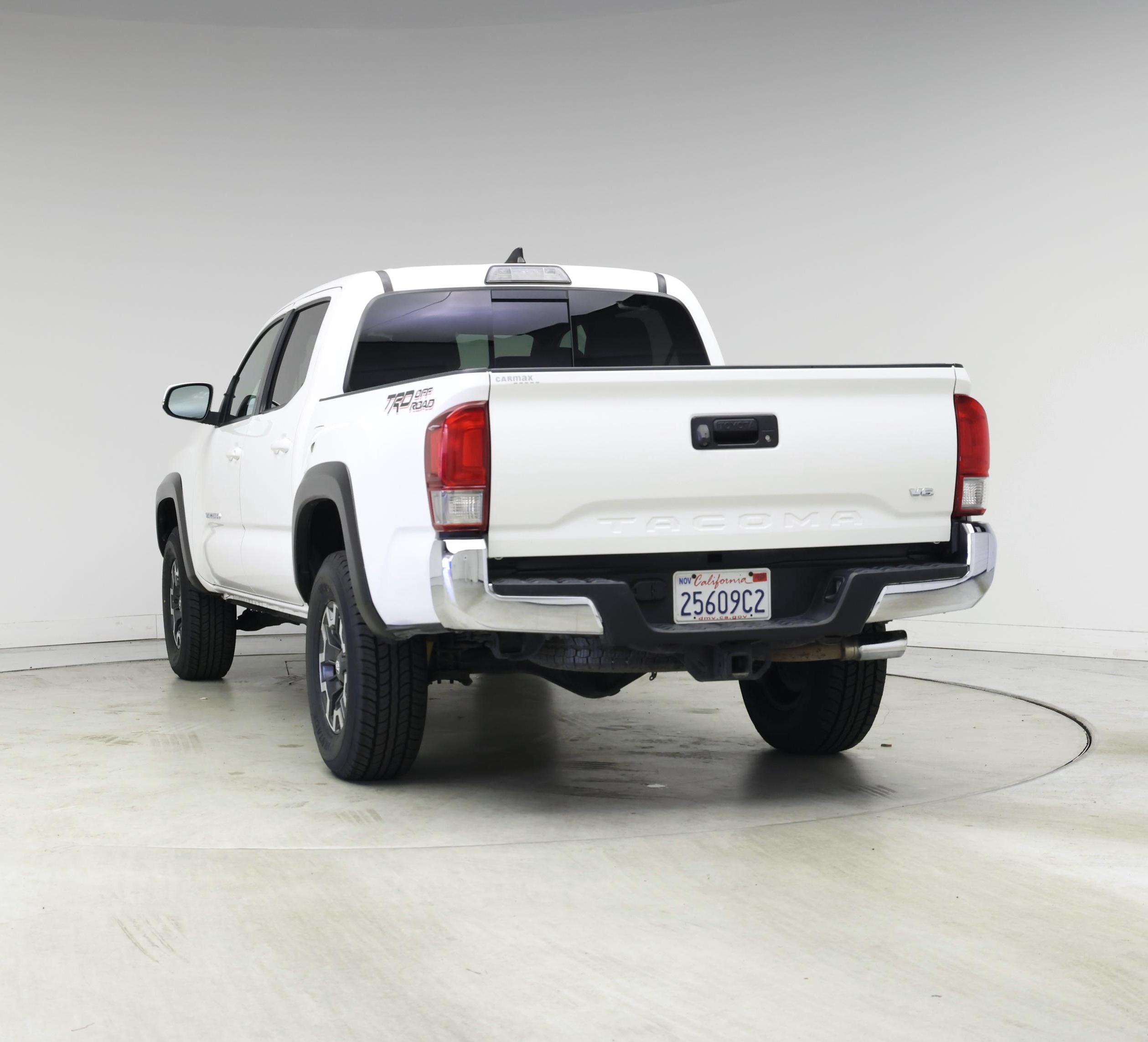 Thumbnail: 2017 Toyota Tacoma - 6