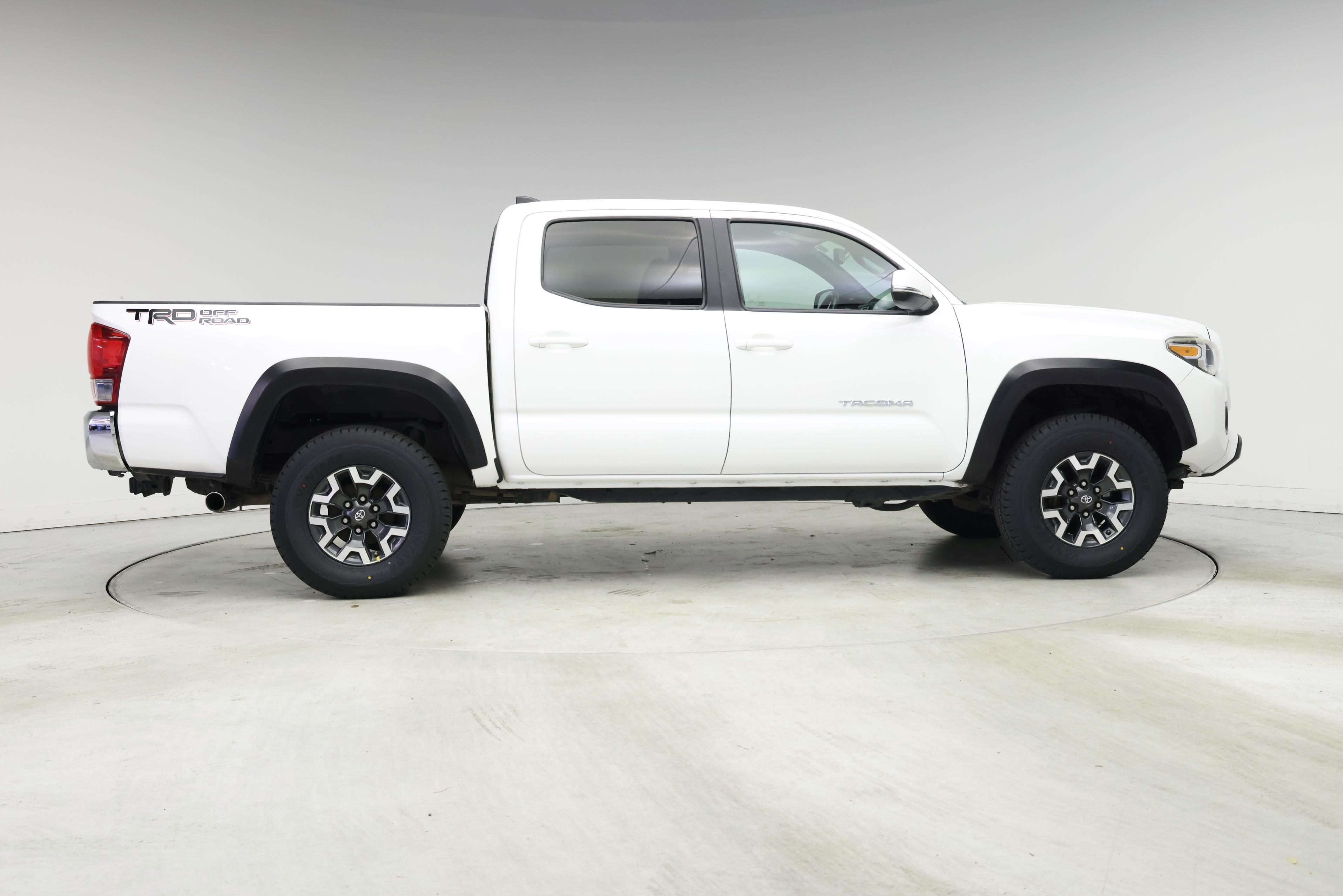 Thumbnail: 2017 Toyota Tacoma - 7