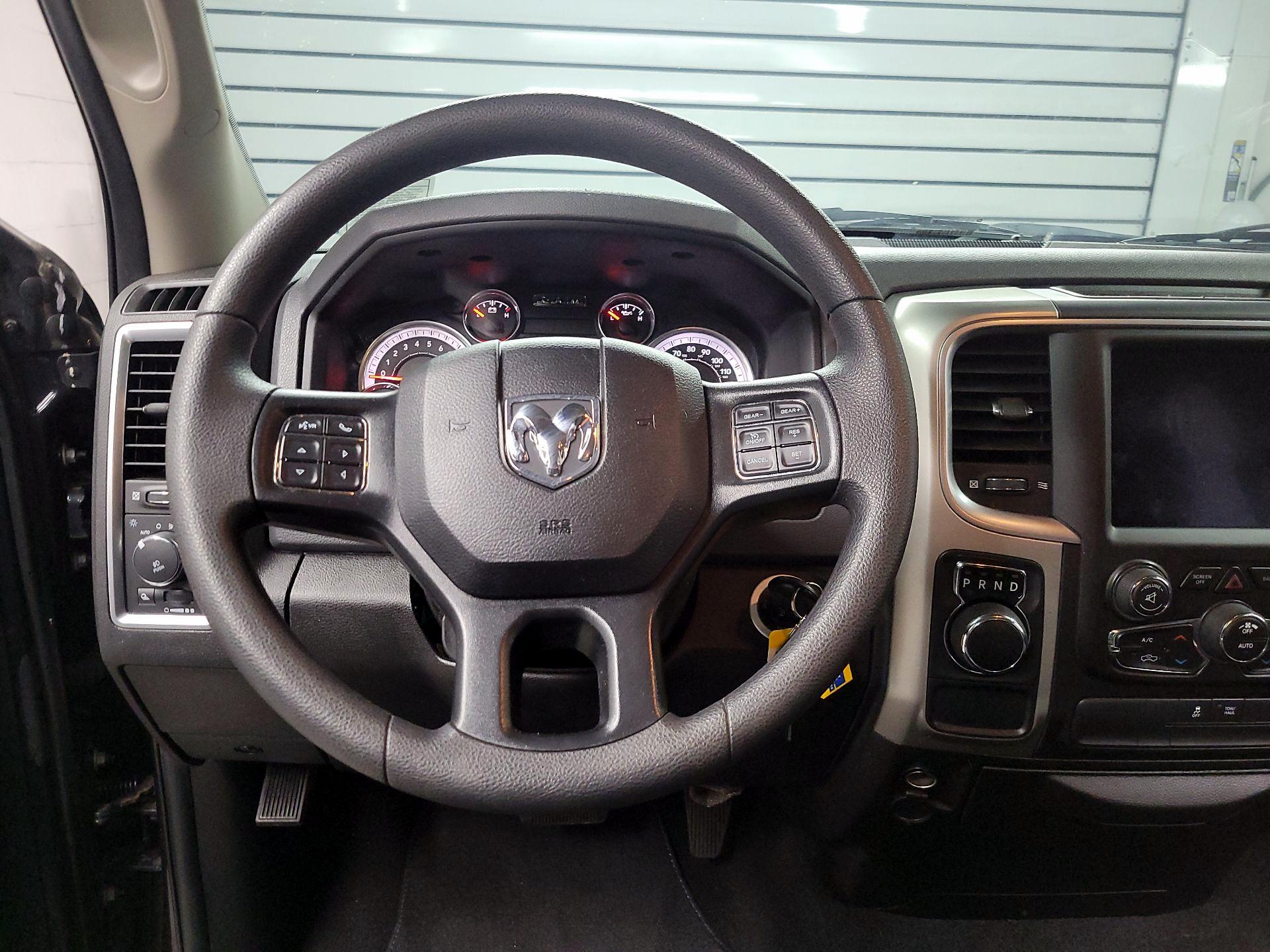 Thumbnail: 2020 RAM 1500 Classic - 10