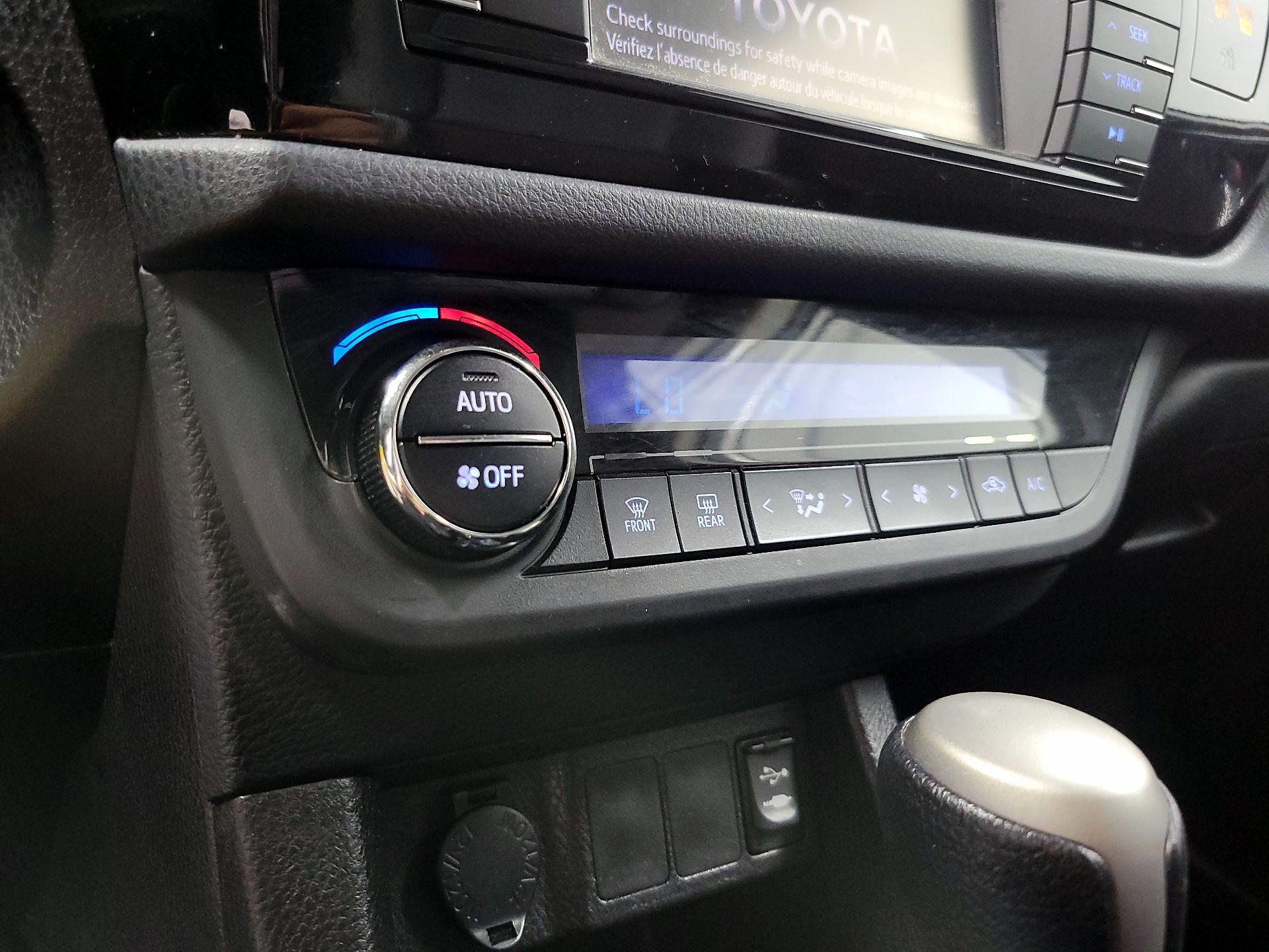 Thumbnail: 2014 Toyota Corolla - 16