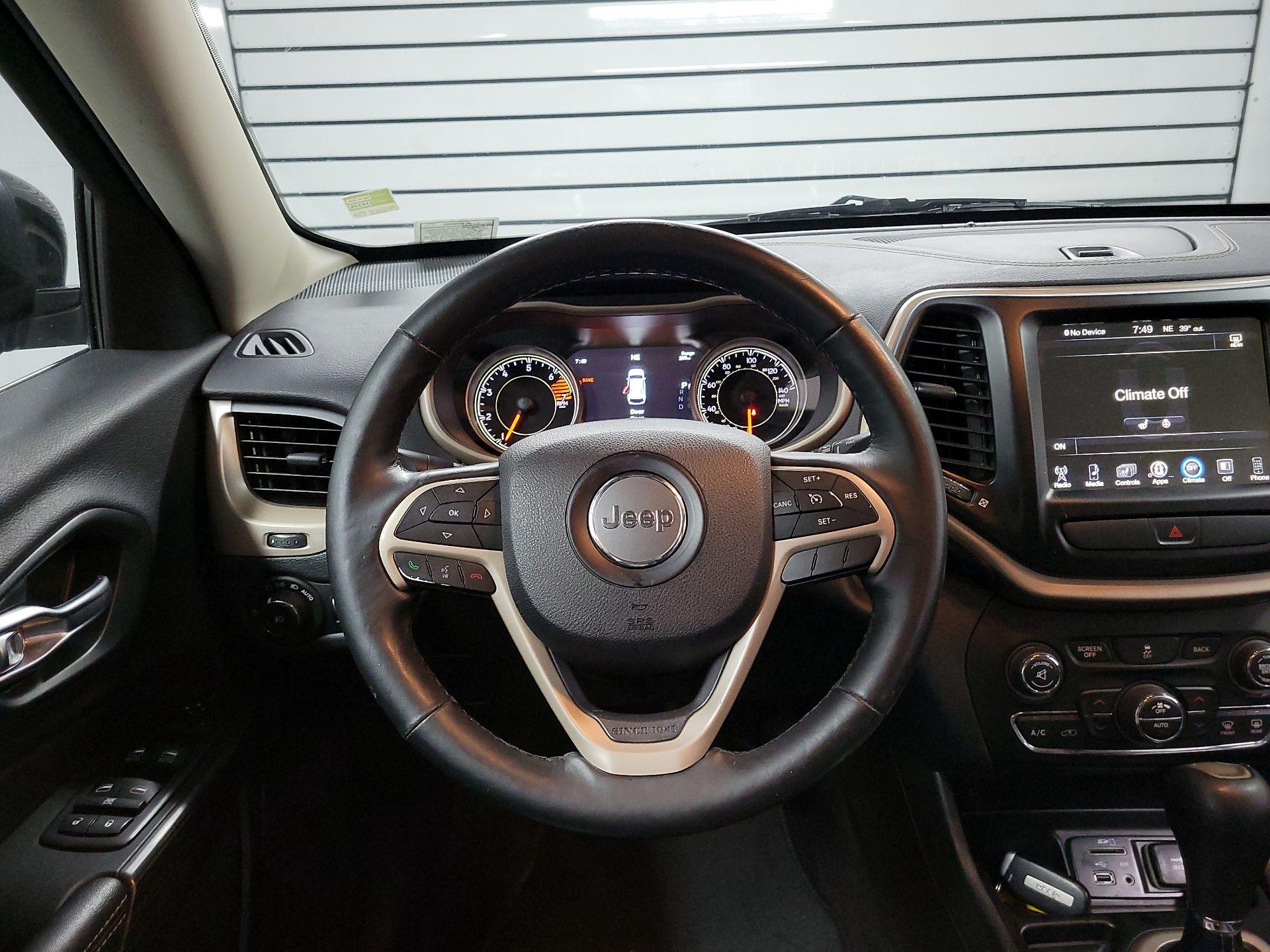 Thumbnail: 2017 Jeep Cherokee - 10