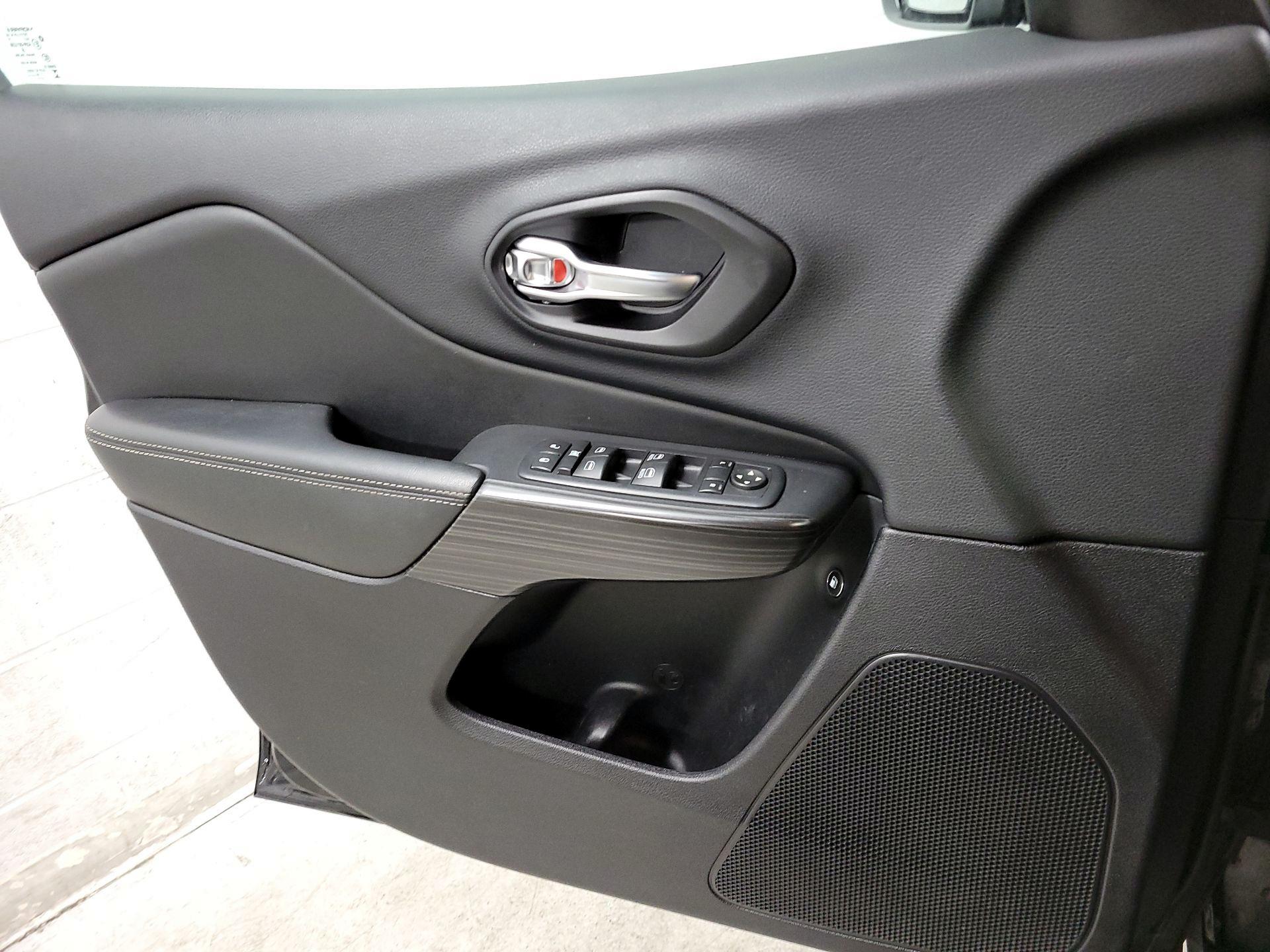 Thumbnail: 2017 Jeep Cherokee - 12