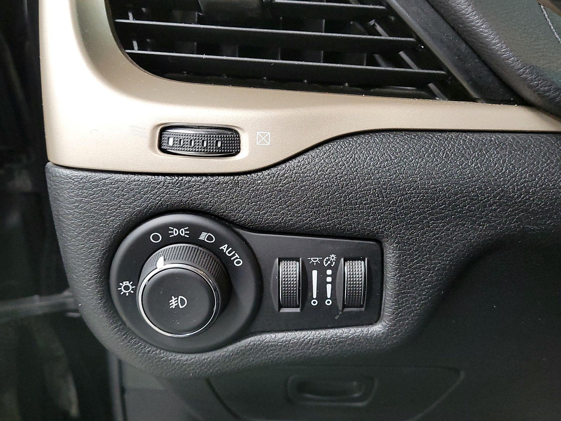 Thumbnail: 2017 Jeep Cherokee - 13