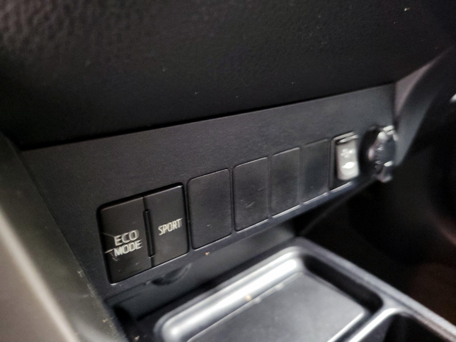 Thumbnail: 2015 Toyota RAV4 - 18