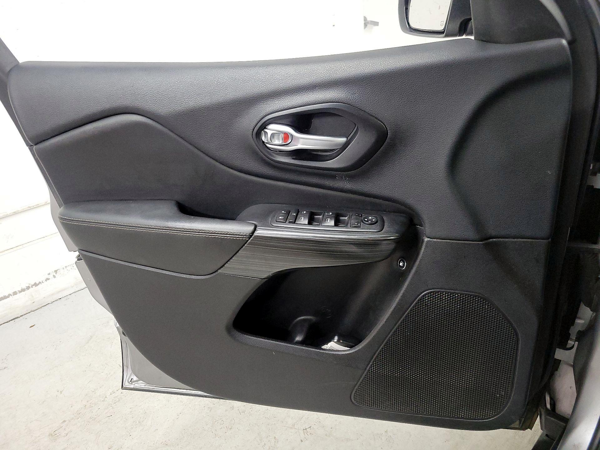 Thumbnail: 2015 Jeep Cherokee - 12