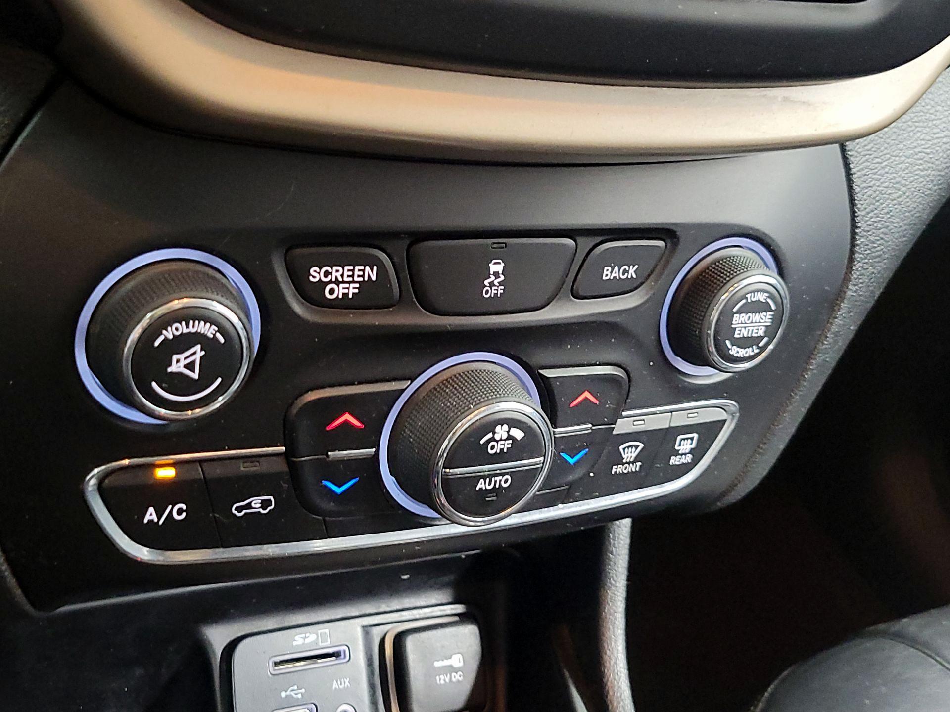 Thumbnail: 2015 Jeep Cherokee - 15