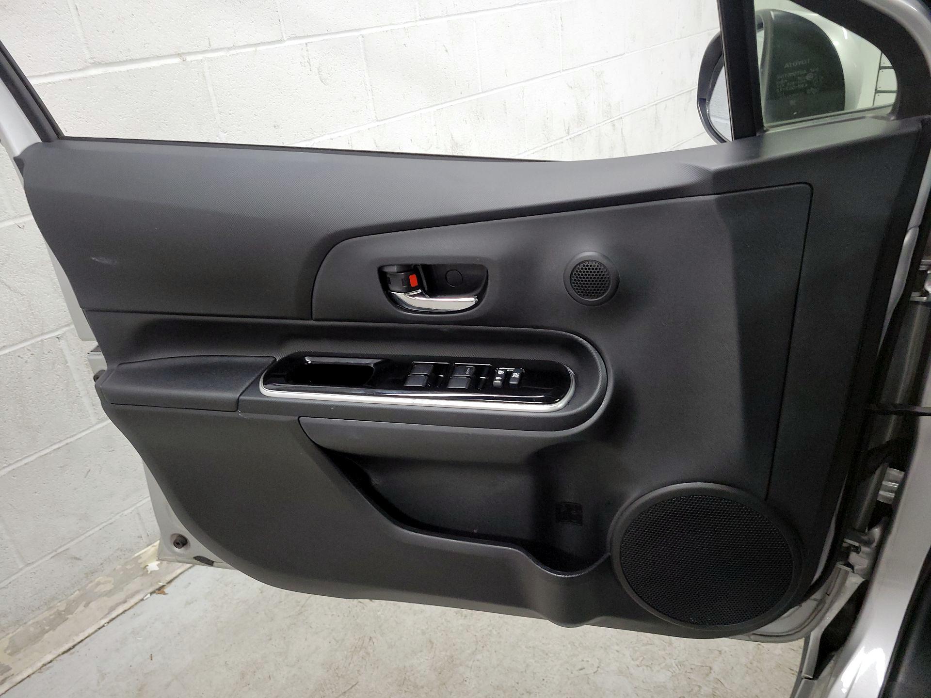 Thumbnail: 2018 Toyota Prius c - 12