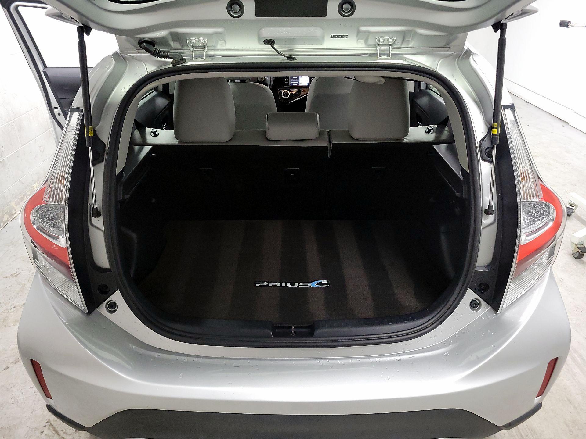 Thumbnail: 2018 Toyota Prius c - 18