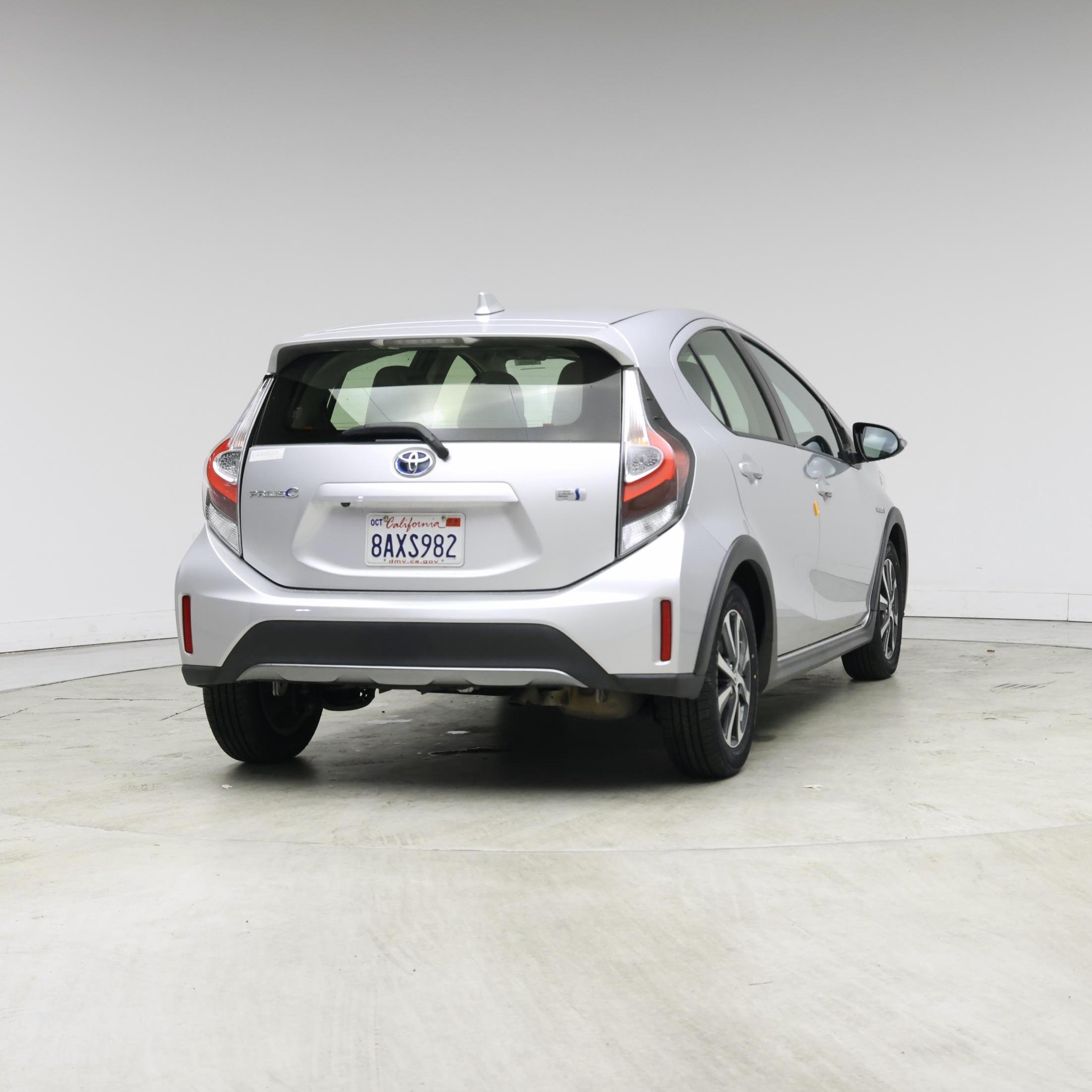 Thumbnail: 2018 Toyota Prius c - 8